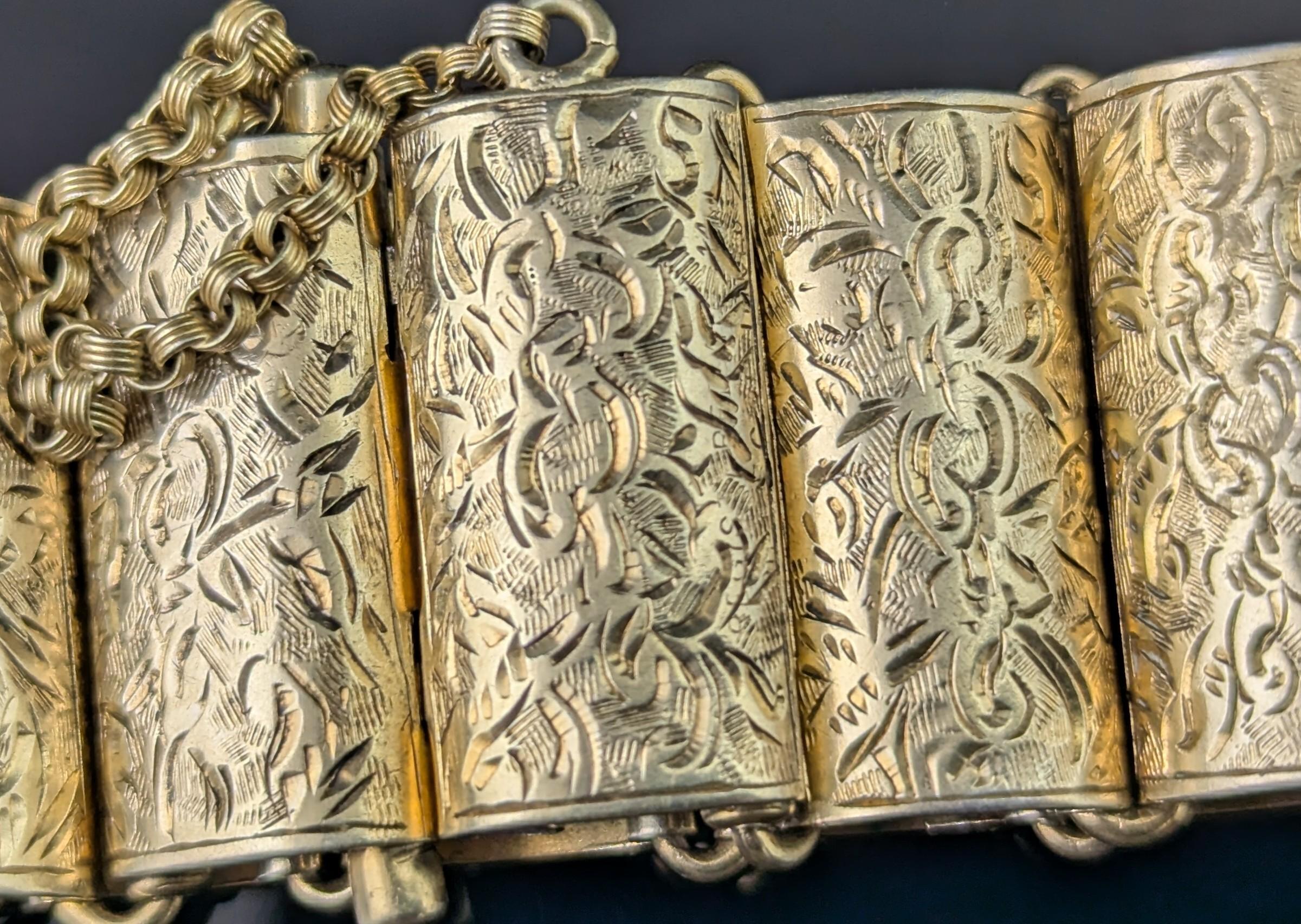 Antico bracciale a maglie con pannello in argento dorato, vittoriano in vendita 1