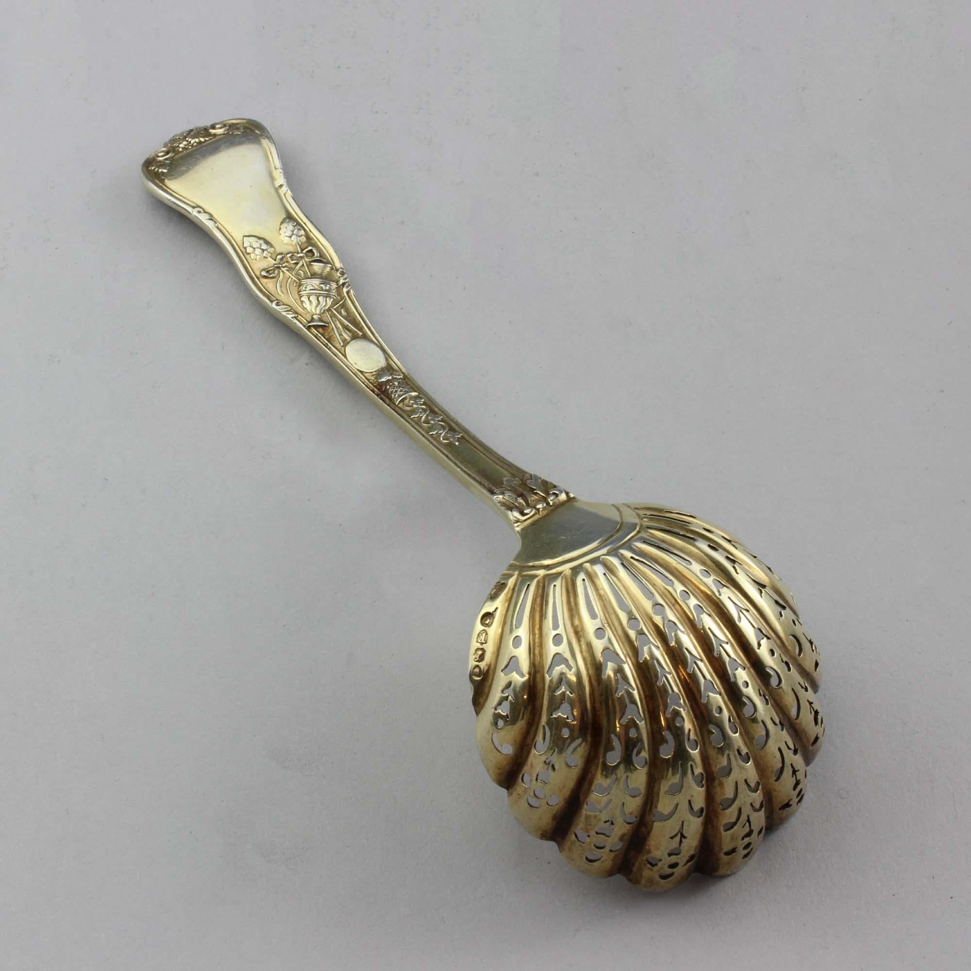 Antiker vergoldeter Silber-Zuckersieblöffel mit figürlicher Dekoration (Viktorianisch) im Angebot
