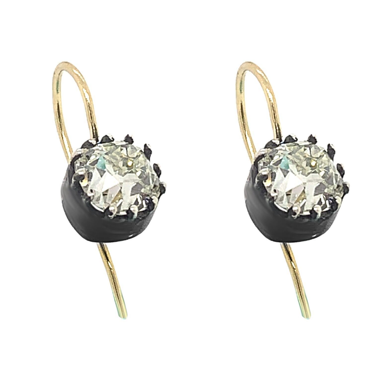 Métal : Or
Condit : Très bon
Pierre précieuse : Diamant
Poids du diamant : 1,05 CT
Poids total des diamants : 2,10 CT
Couleur : I+I
Clarté : VS
Poids total de l'article : 1.8 g