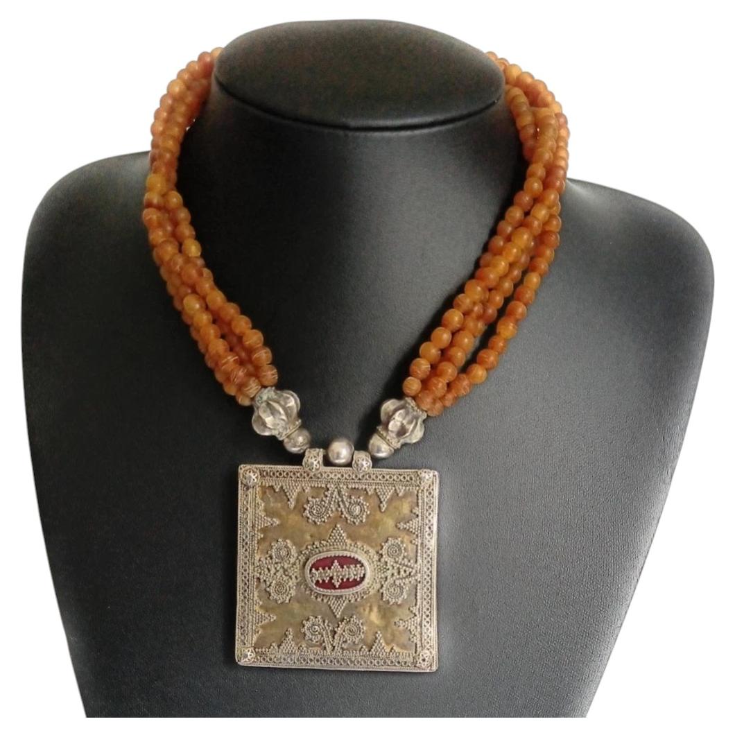 Collar antiguo de plata dorada con cuentas de ámbar de Asia Central en venta