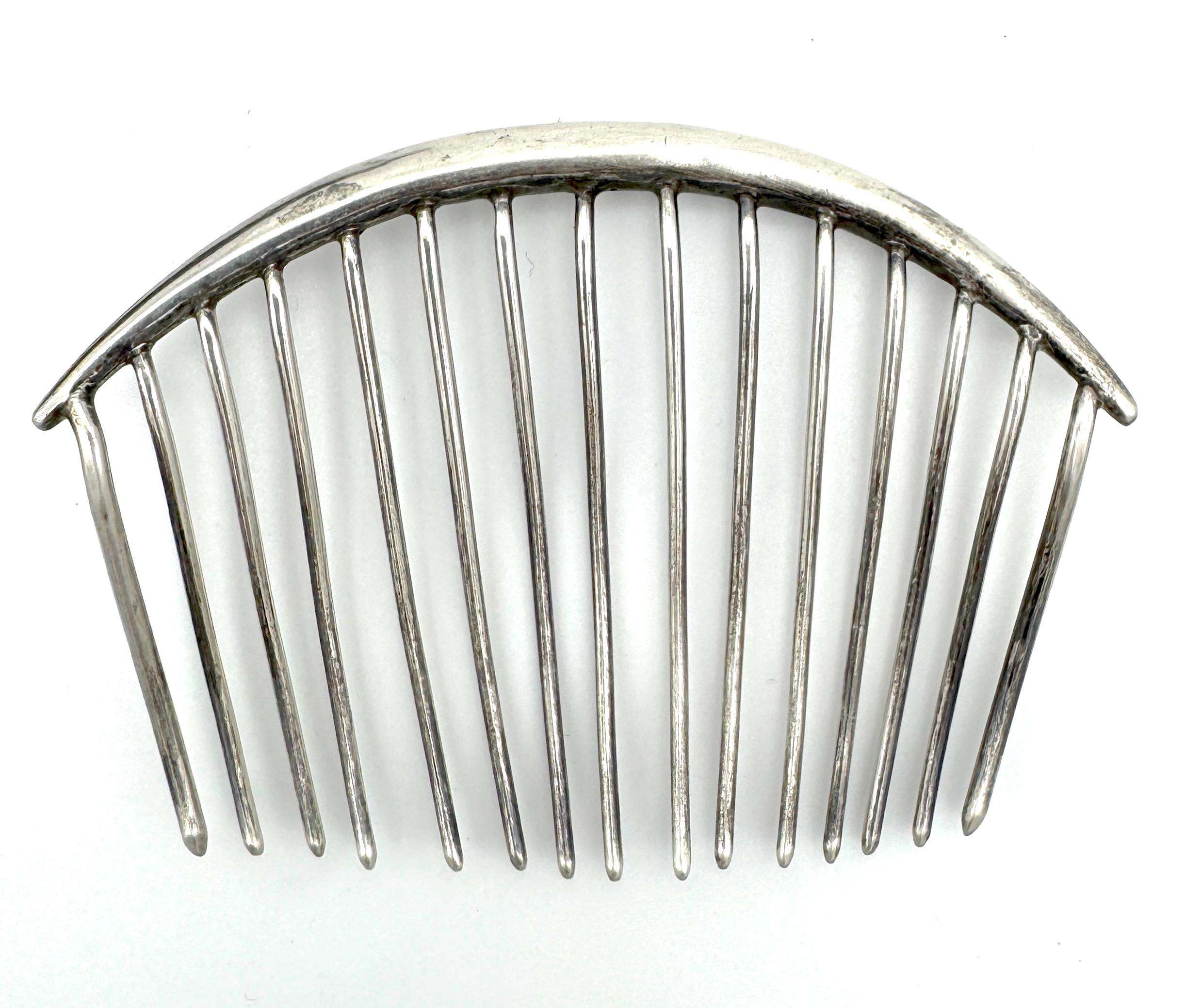 Ce peigne a été fabriqué à la main dans le 1er quart du 19e siècle en argent. Sur les deux dents extérieures, il y a des restes de poinçons non identifiables frottés. Le peigne provient d'une Collectional française, on peut donc supposer qu'il est