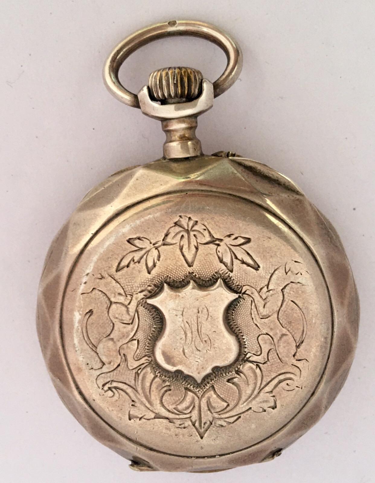 Diese schöne antike 47mm Durchmesser Handaufzug (schlüssellos) Silber Taschenuhr ist in gutem Zustand und es ist gut läuft.  Sichtbare Anzeichen von Alterung und Verschleiß mit kleinen leichten Flecken auf dem Glas und auf dem Uhrengehäuse, wie