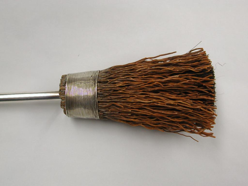 Victorien Épingle à crayon miniature Besom à poignée en argent antique, 1884, W Thornhill & Co en vente