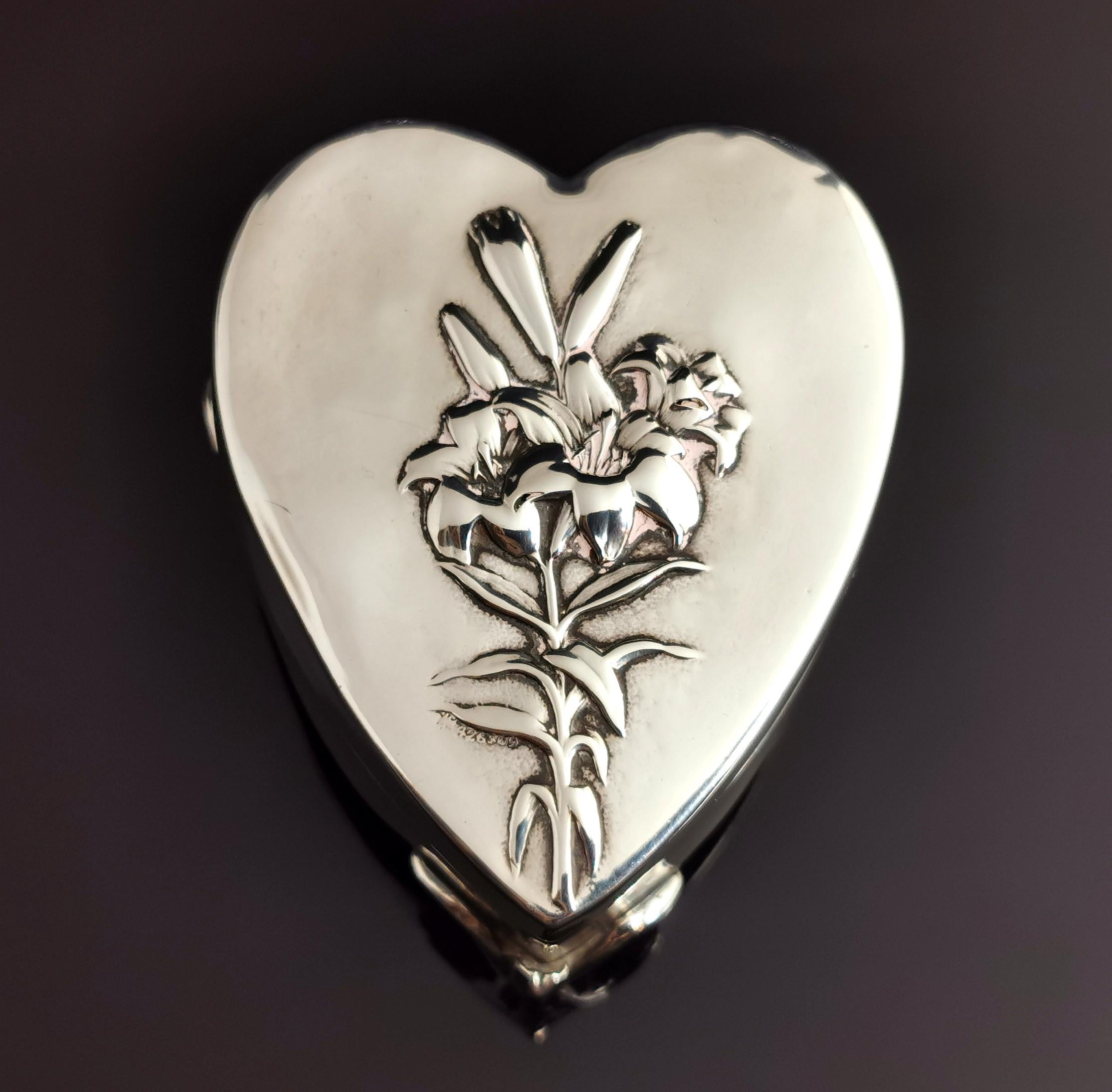 Antique Silver Heart Shaped Jewellery Box, Art Nouveau  In Fair Condition In NEWARK, GB