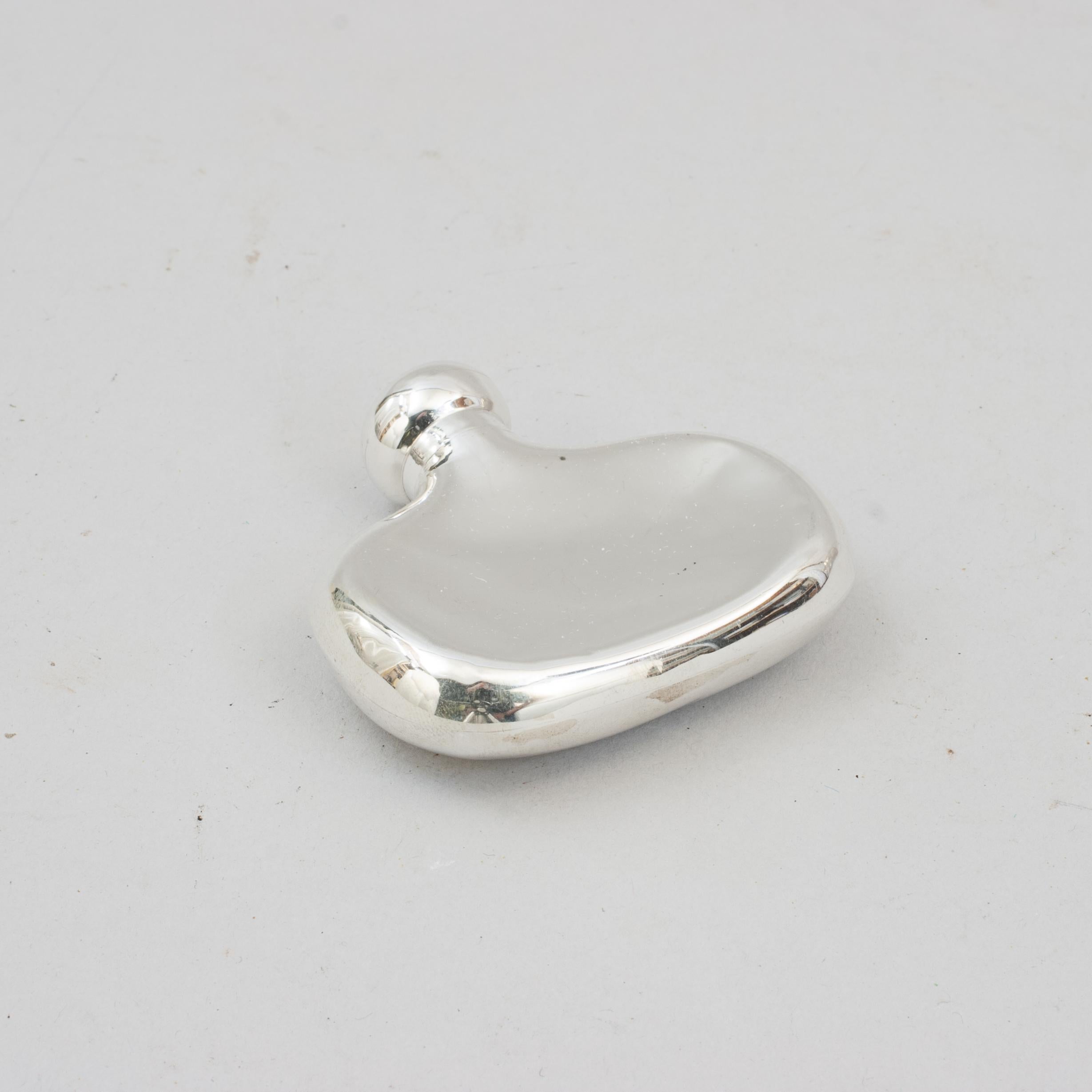 Édouardien Flacon d'hippocampe antique en argent, Birmingham 1906, forme inhabituelle. en vente