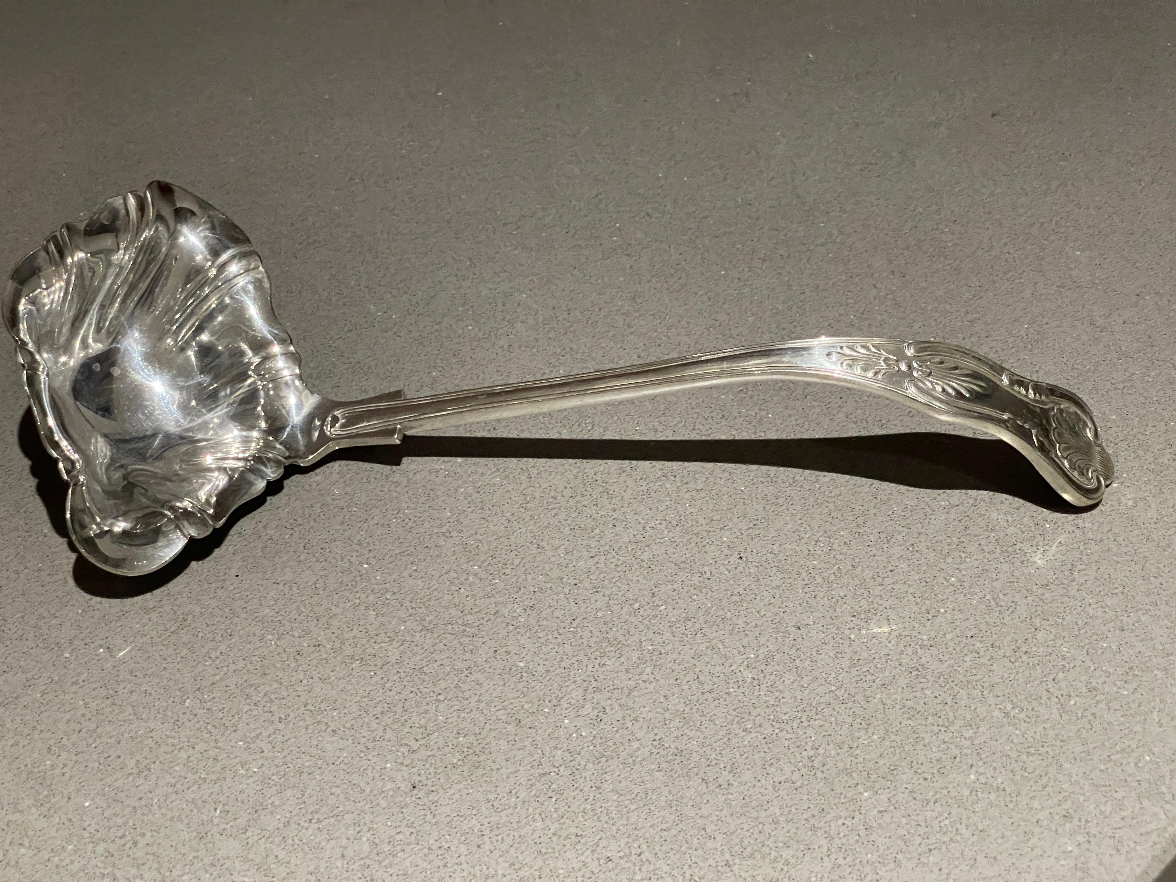 A hefty, exceptional, fine, and impressive antique Edwardian English silver plated Queen's pattern soup ladle is an addition to our silver cutlery collection.

This exceptional antique Edwardian silver soup ladle has been crafted in the Queen's