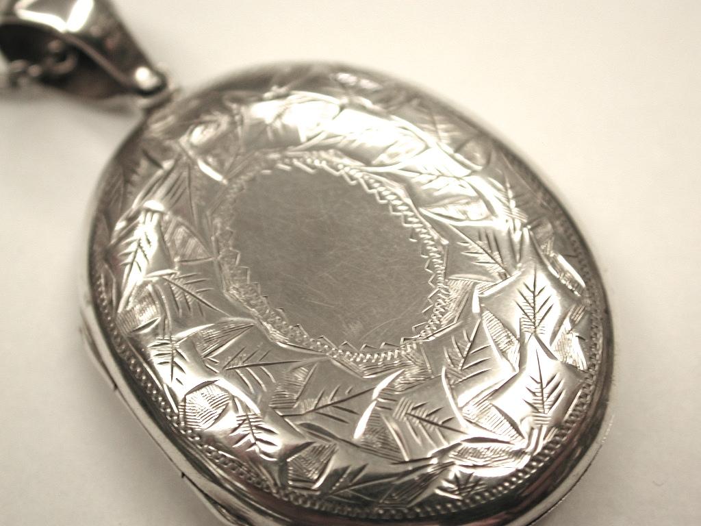 Antique Silver Locket, 1913, Birmingham, Kirwan & Co. In Good Condition In London, GB
