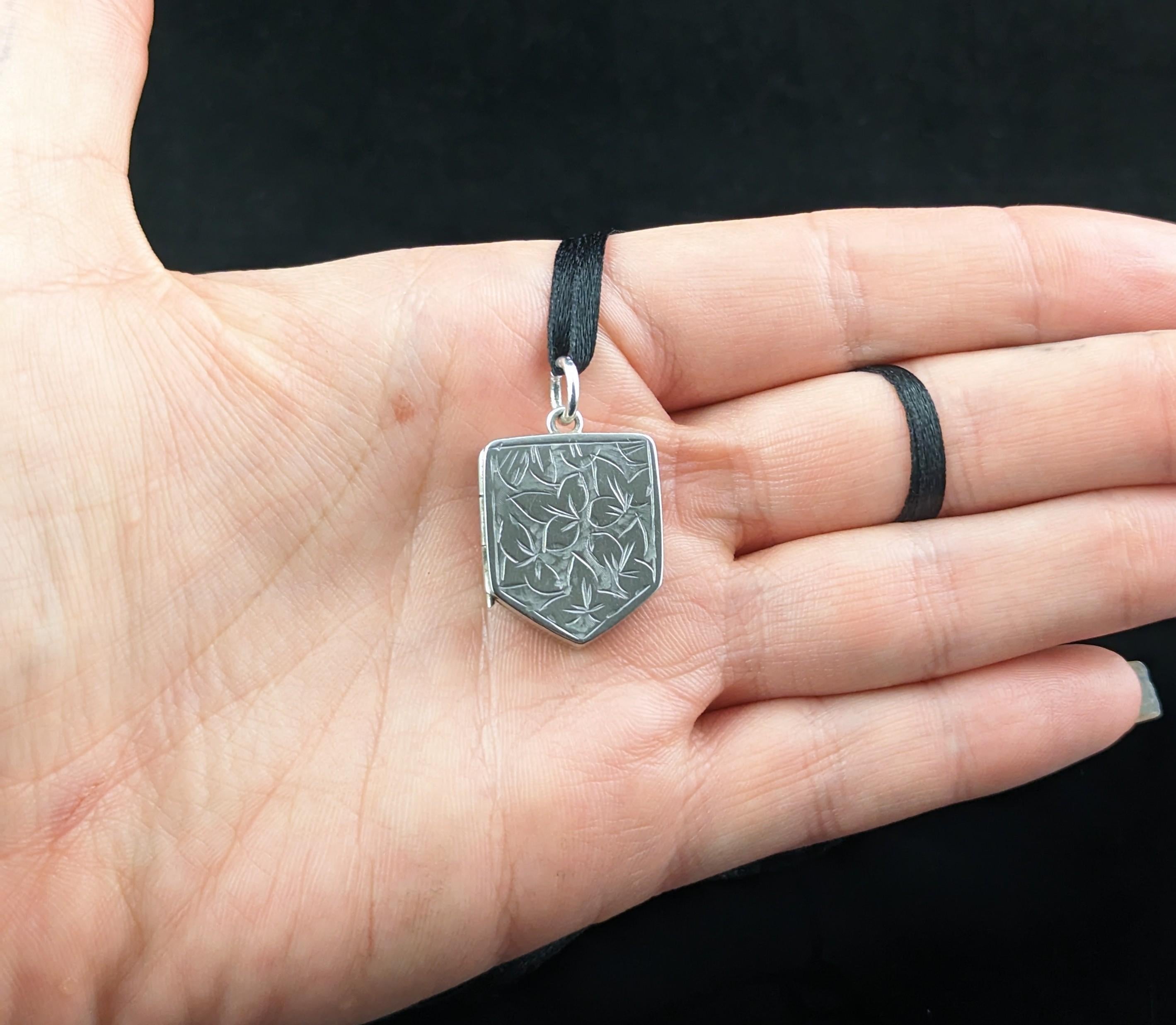 Antique Silver Locket Pendant, Leaf Engraved, Shield Shaped For Sale 4