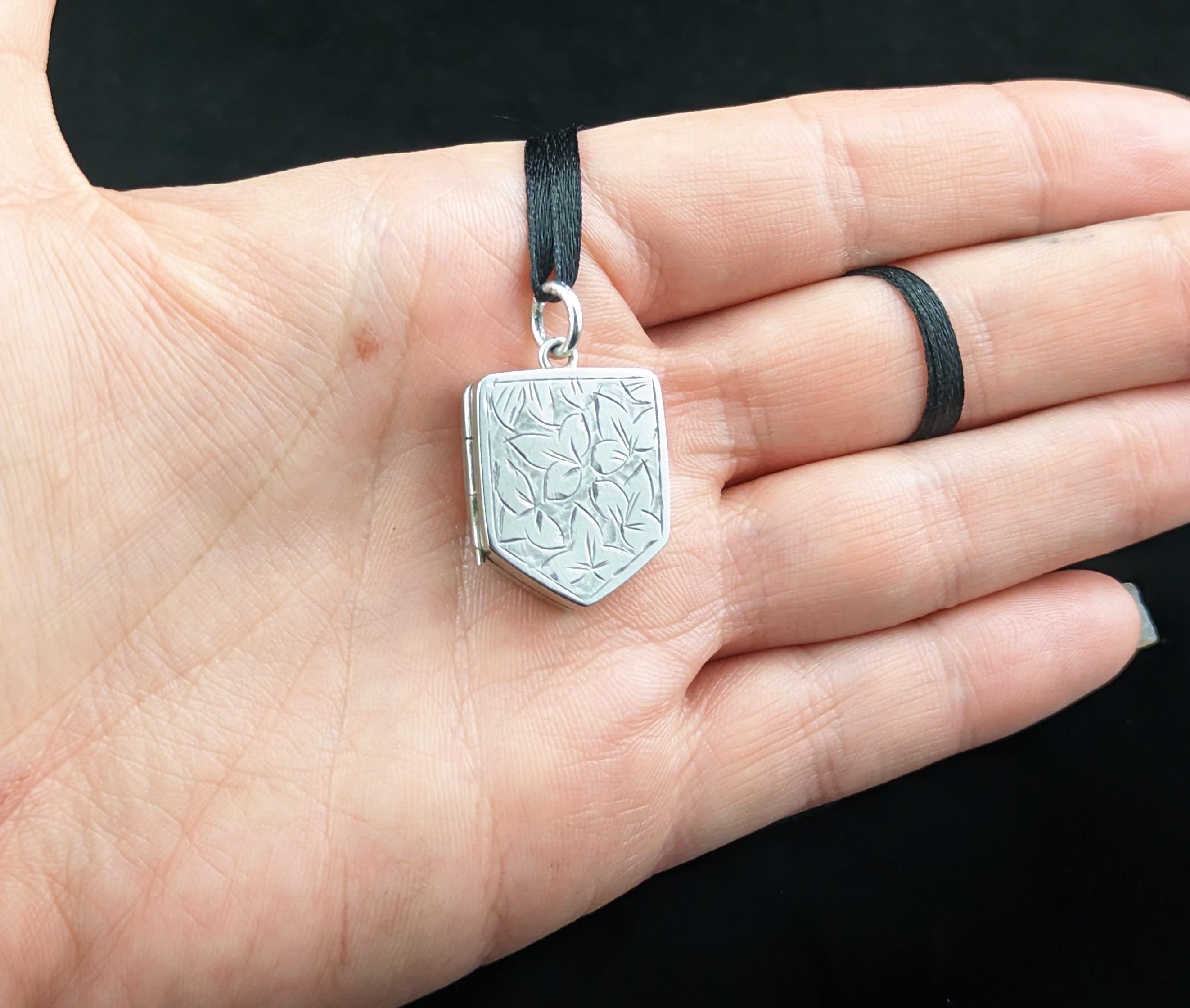 Antique Silver Locket Pendant, Leaf Engraved, Shield Shaped For Sale 5