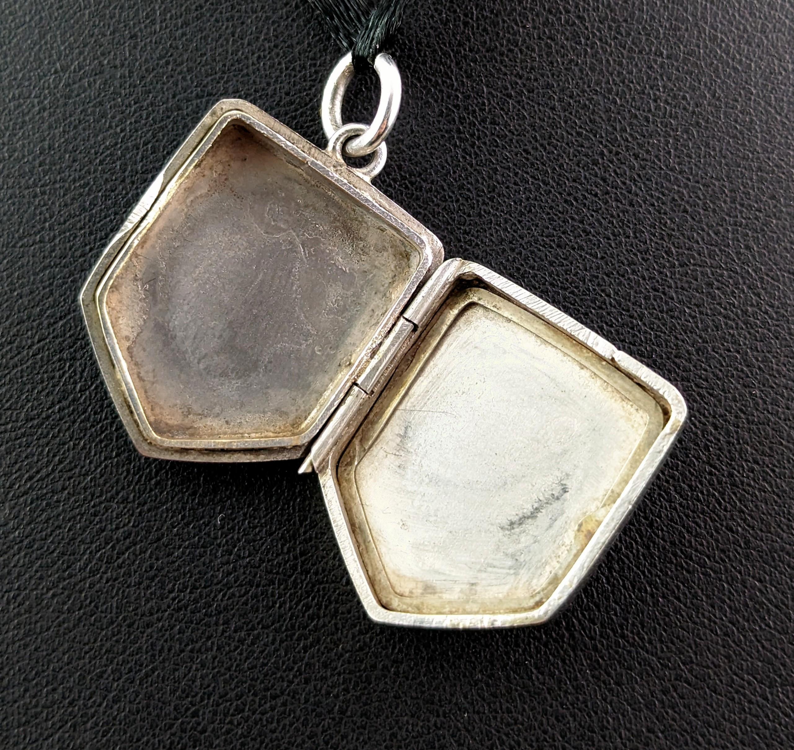 Antique Silver Locket Pendant, Leaf Engraved, Shield Shaped For Sale 6