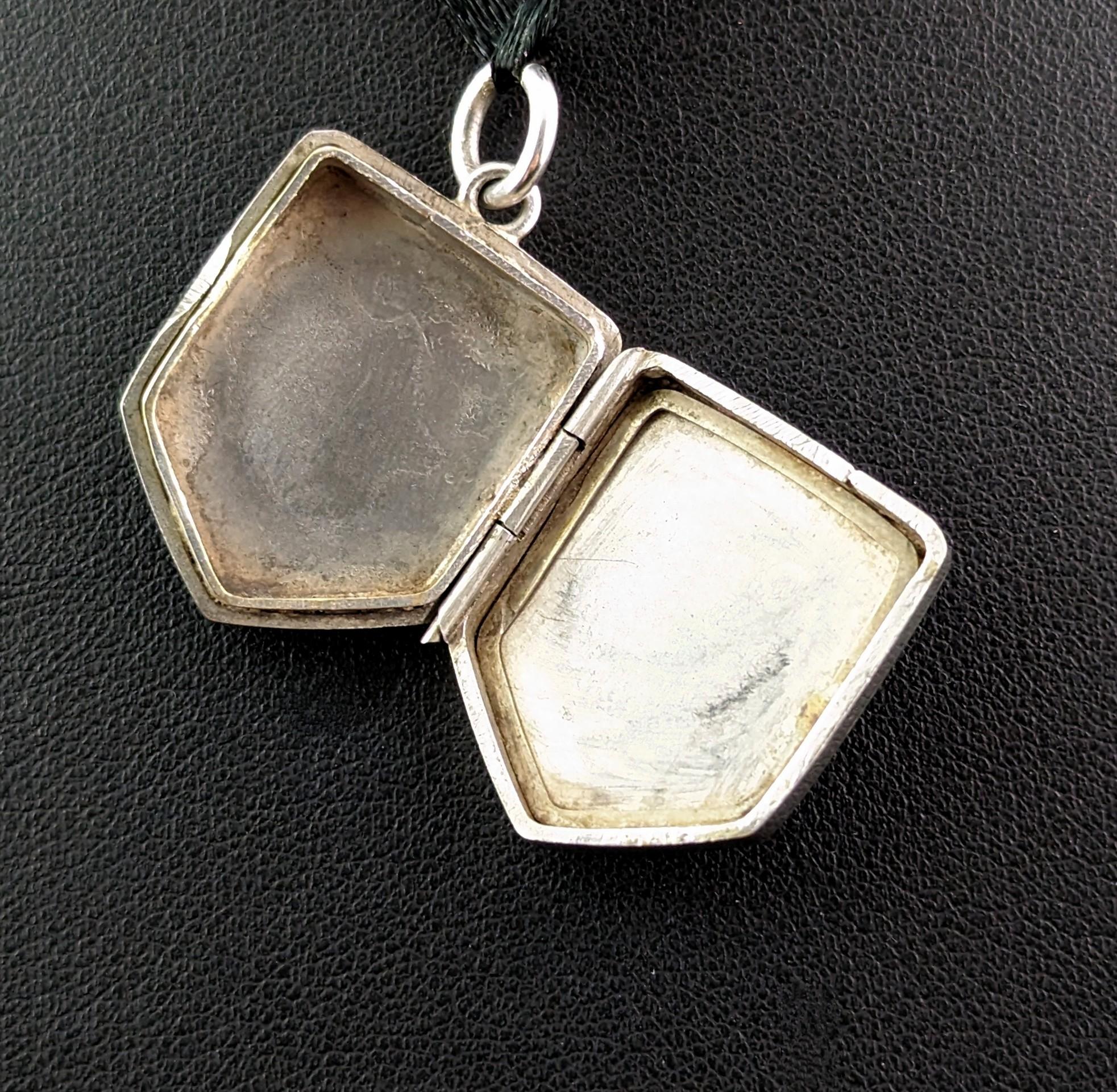 Antique Silver Locket Pendant, Leaf Engraved, Shield Shaped In Good Condition For Sale In NEWARK, GB