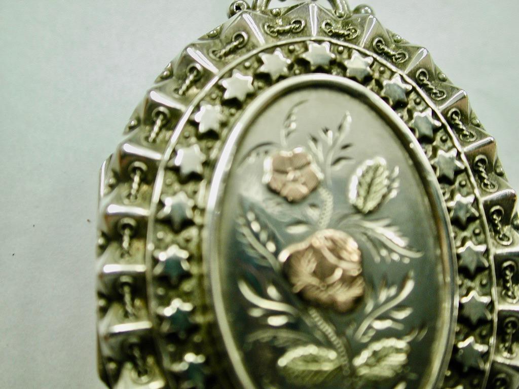Médaillon en argent ancien avec ornements bicolores appliqués sur chaîne en argent ancien Bon état - En vente à London, GB