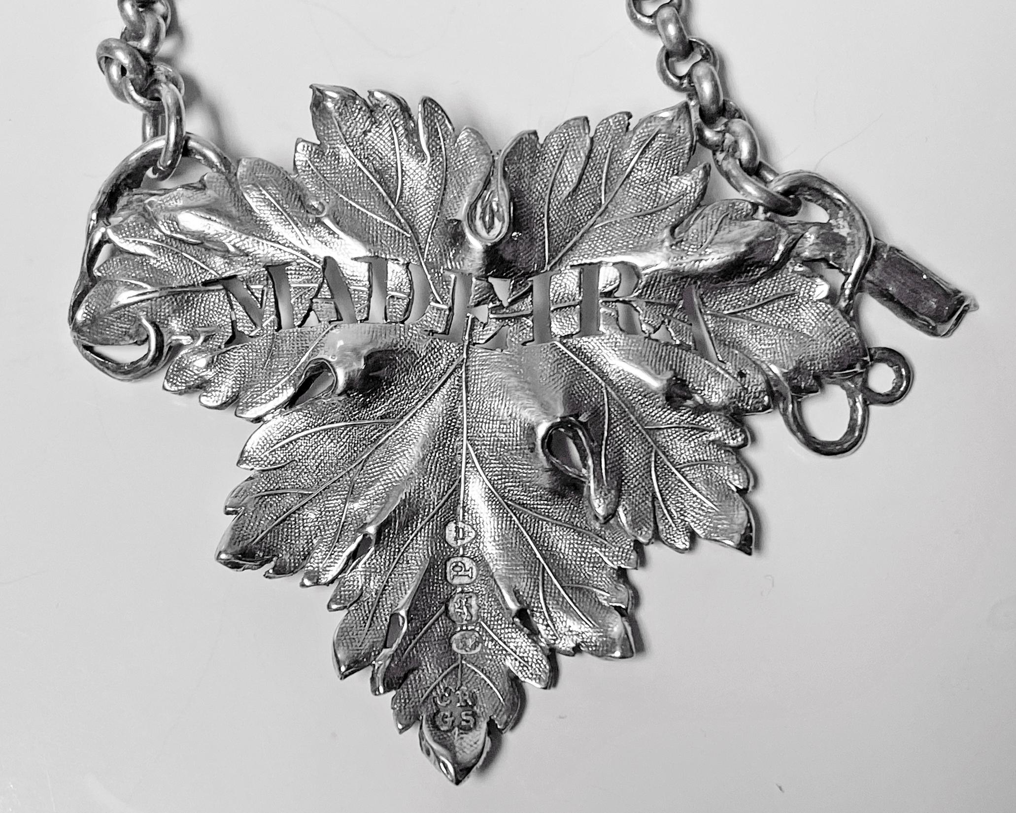 Antica etichetta in argento per vino Madeira, Londra 1830, Reily & Storer. L'etichetta è a forma di foglia di vite, con decorazione realistica e catena originale attaccata. Completamente marchiato. Misure: 2,5 x 2 pollici (5x2 compresa la catena).