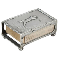 Portacajas de cerillas antiguo de plata con un golfista.