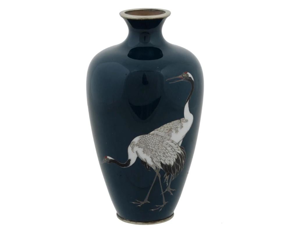 Antico vaso d'argento Meiji giapponese con gru in smalto cloisonne firmato Hayashi Kodenji
Un antico vaso giapponese in rame con smalto cloisonne. Tardo periodo Meiji, prima del 1885. Classica forma a balaustro. Motivo di uccelli gru sullo sfondo