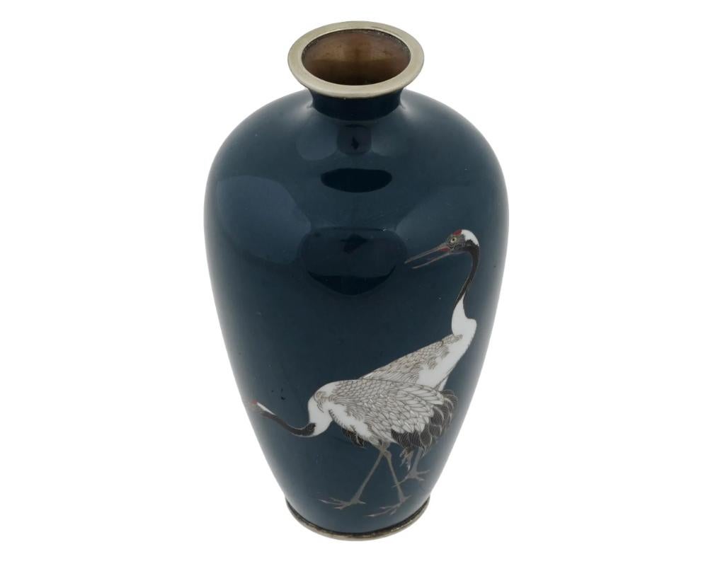 Giapponese Antico vaso d'argento Meiji giapponese con gru in smalto cloisonne firmato Hayashi Kodenji in vendita