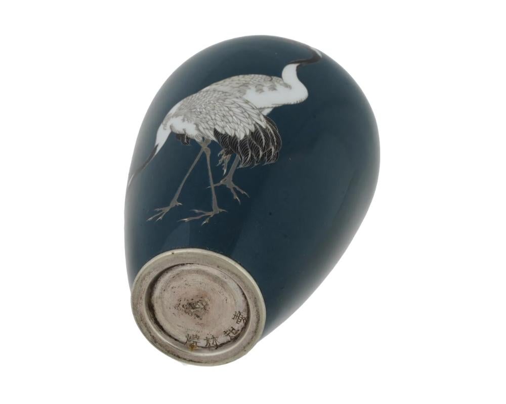 XIX secolo Antico vaso d'argento Meiji giapponese con gru in smalto cloisonne firmato Hayashi Kodenji in vendita