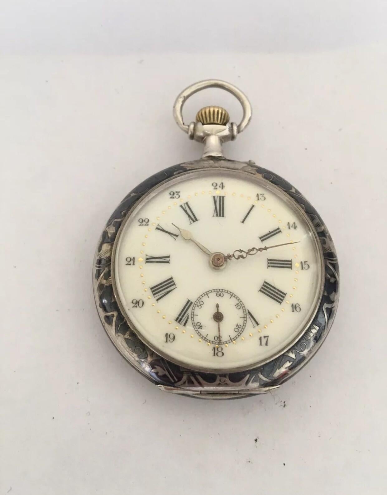 
Montre de poche ancienne à boîtier en argent (niellé) gravé.


Cette belle montre niellée est en bon état de marche et a été révisée. Il fonctionne bien.