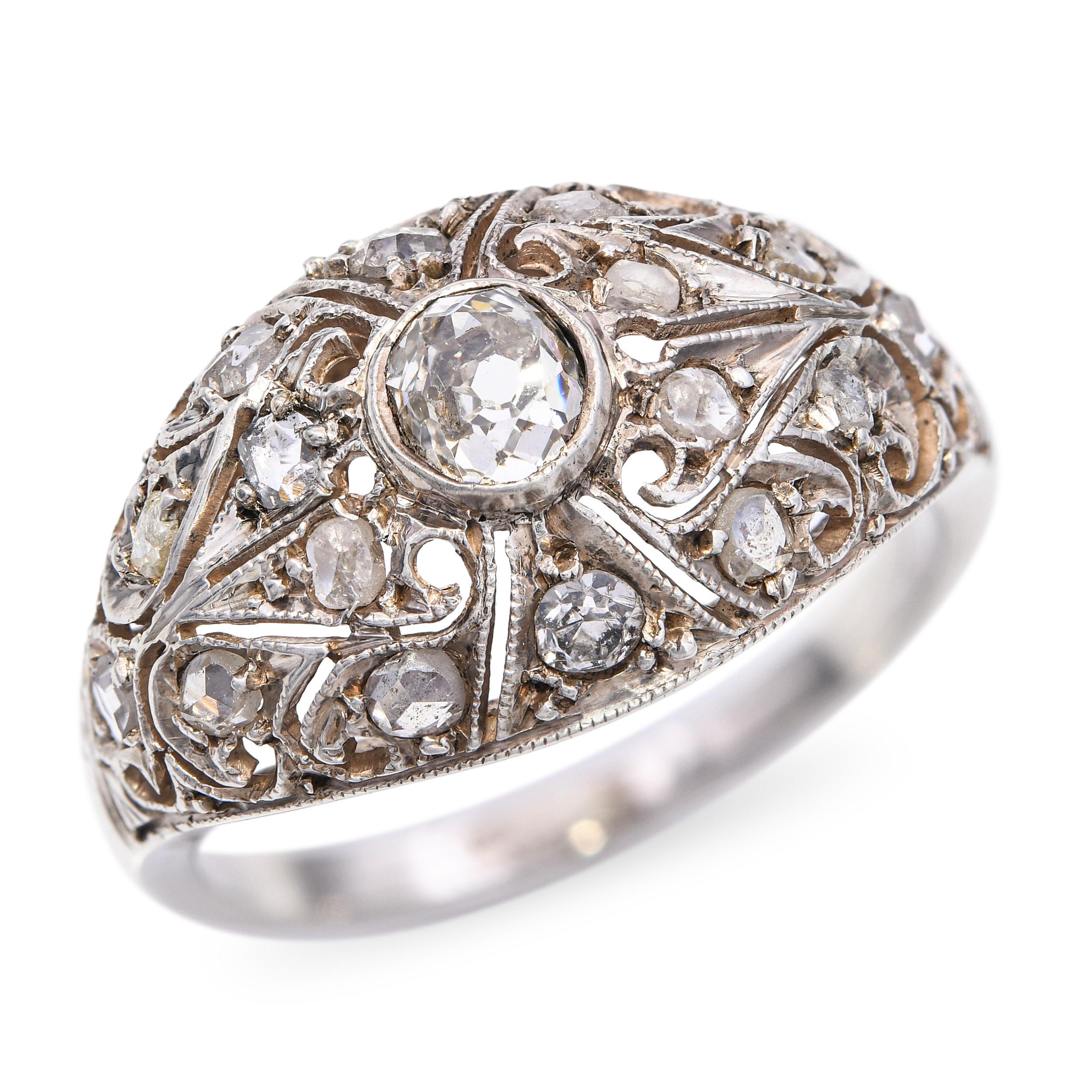 Questo anello in argento antico presenta un intricato disegno a filigrana evidenziato da 0,22tcw di diamanti, che aggiungono brillantezza alla delicata lavorazione del metallo. Il motivo traforato mette in mostra una raffinata maestria artigianale e