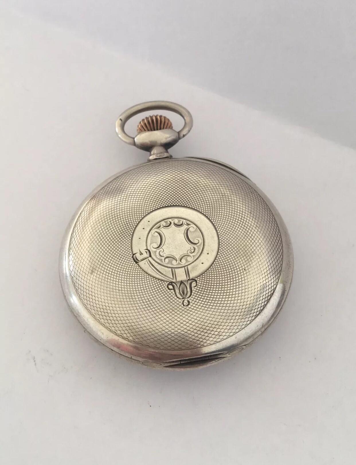 
Antike Omega-Taschenuhr aus Silber.


Diese Uhr funktioniert und läuft gut. Eine kleine Delle auf dem hinteren Gehäusedeckel.