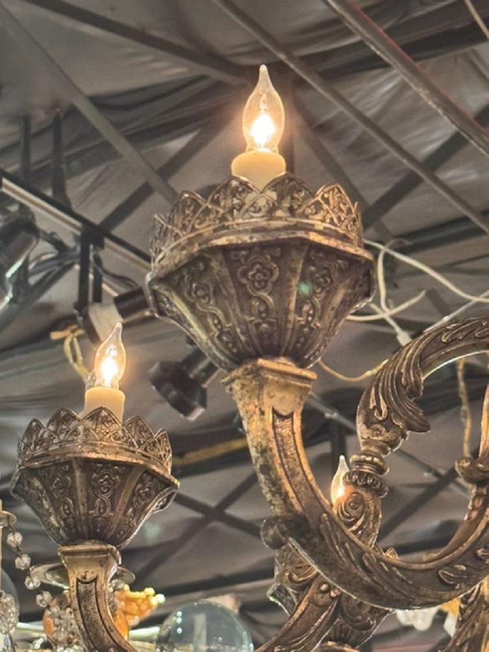 Argentato Lampadario in bronzo e argento antico di Caldwell in vendita
