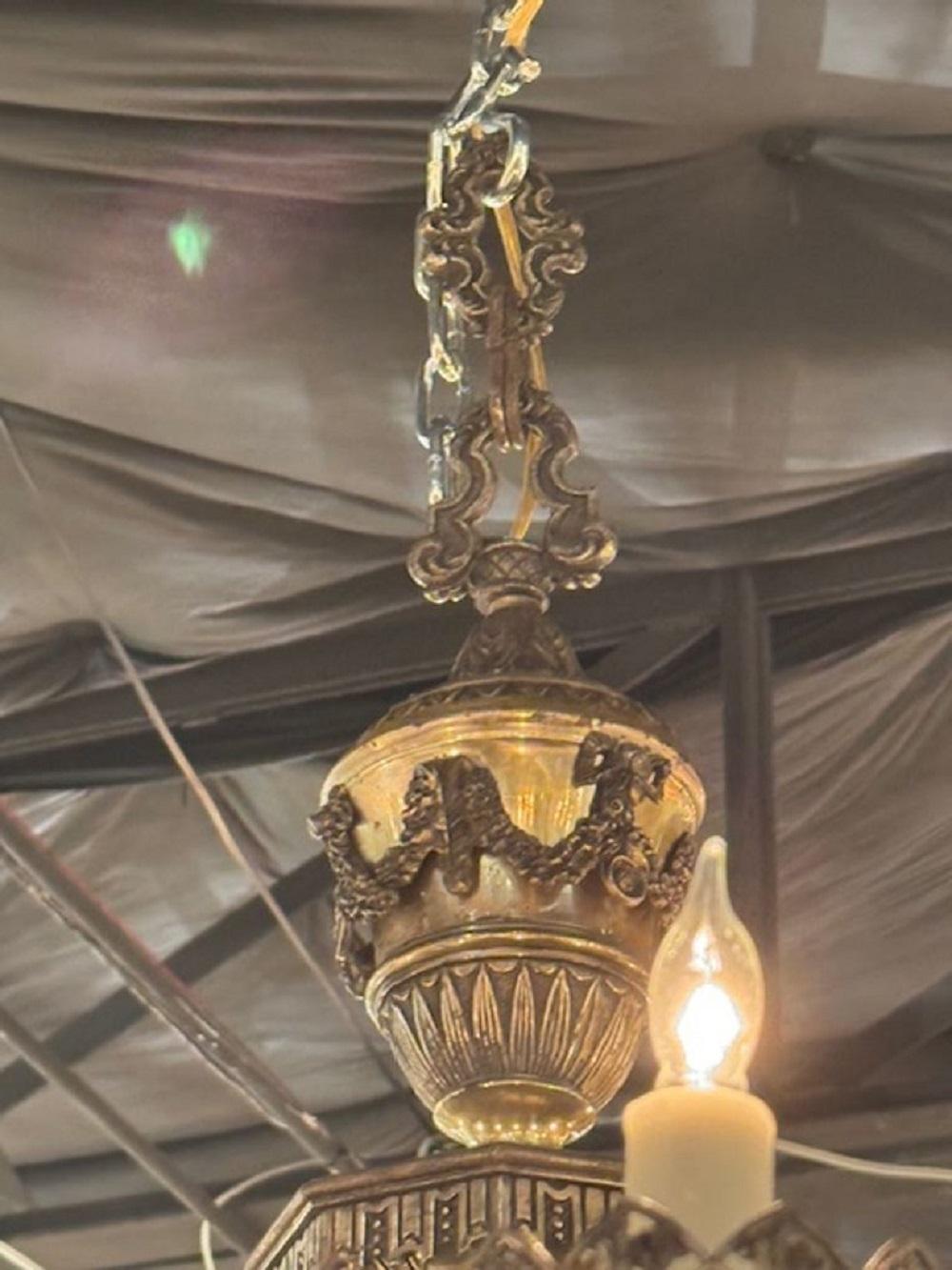 Bronzo Lampadario in bronzo e argento antico di Caldwell in vendita