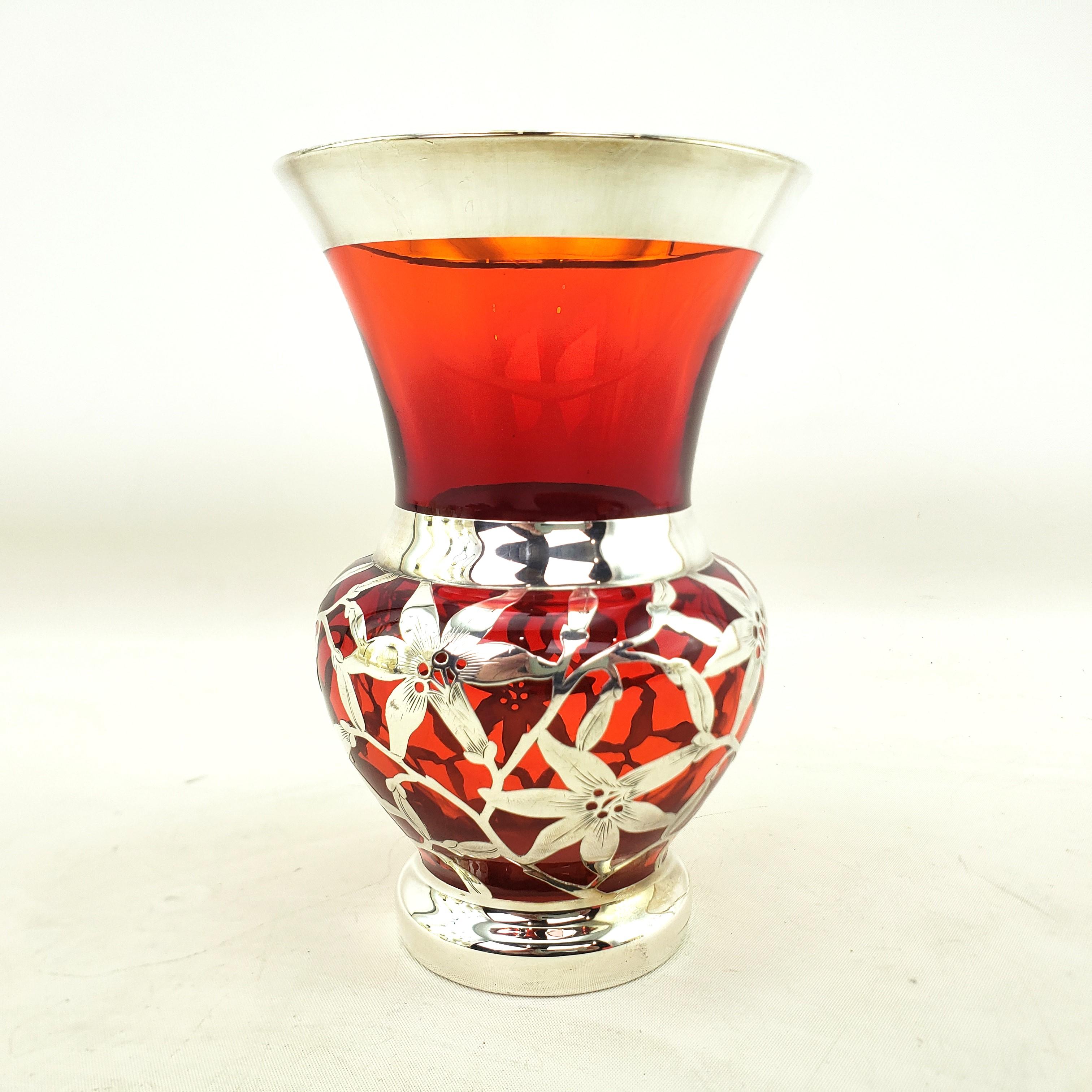 Antike Silber-Overlay-Vase aus Rubinglas mit durchbrochenem und graviertem Blumenmotiv (Art déco) im Angebot