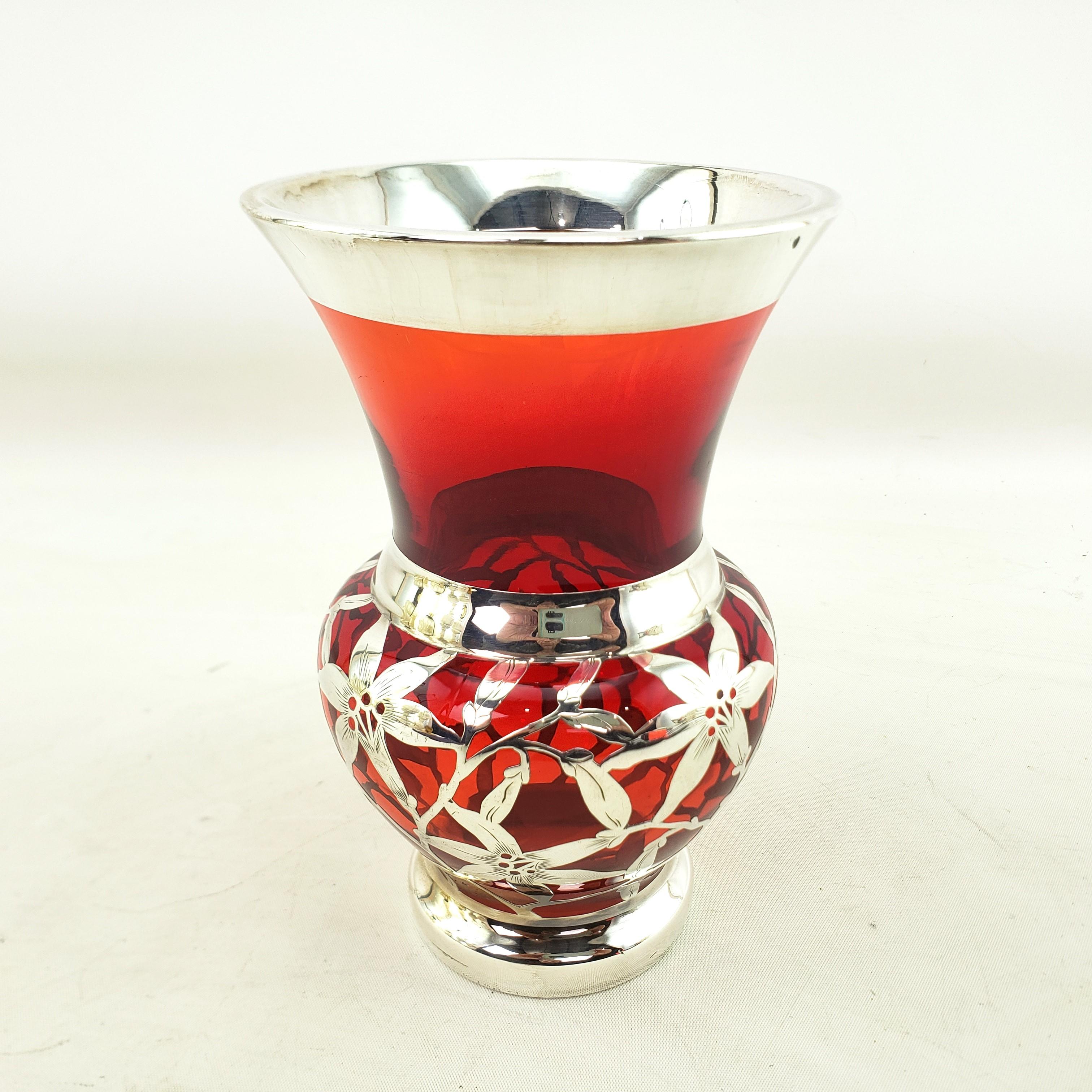 Antike Silber-Overlay-Vase aus Rubinglas mit durchbrochenem und graviertem Blumenmotiv (Handgefertigt) im Angebot