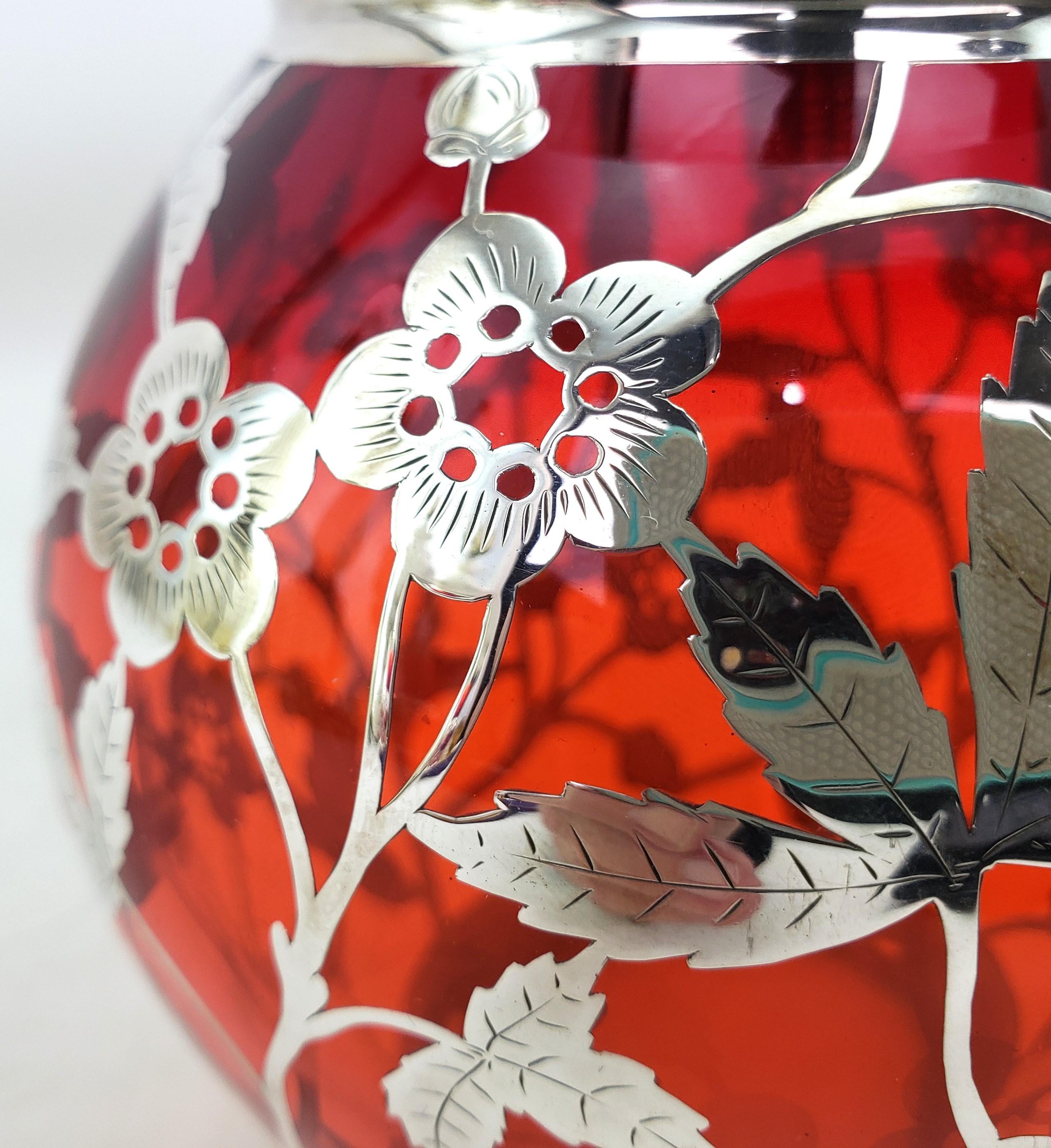 Antike Silber-Overlay-Vase aus Rubinglas mit durchbrochenem und graviertem Blumenmotiv (20. Jahrhundert) im Angebot