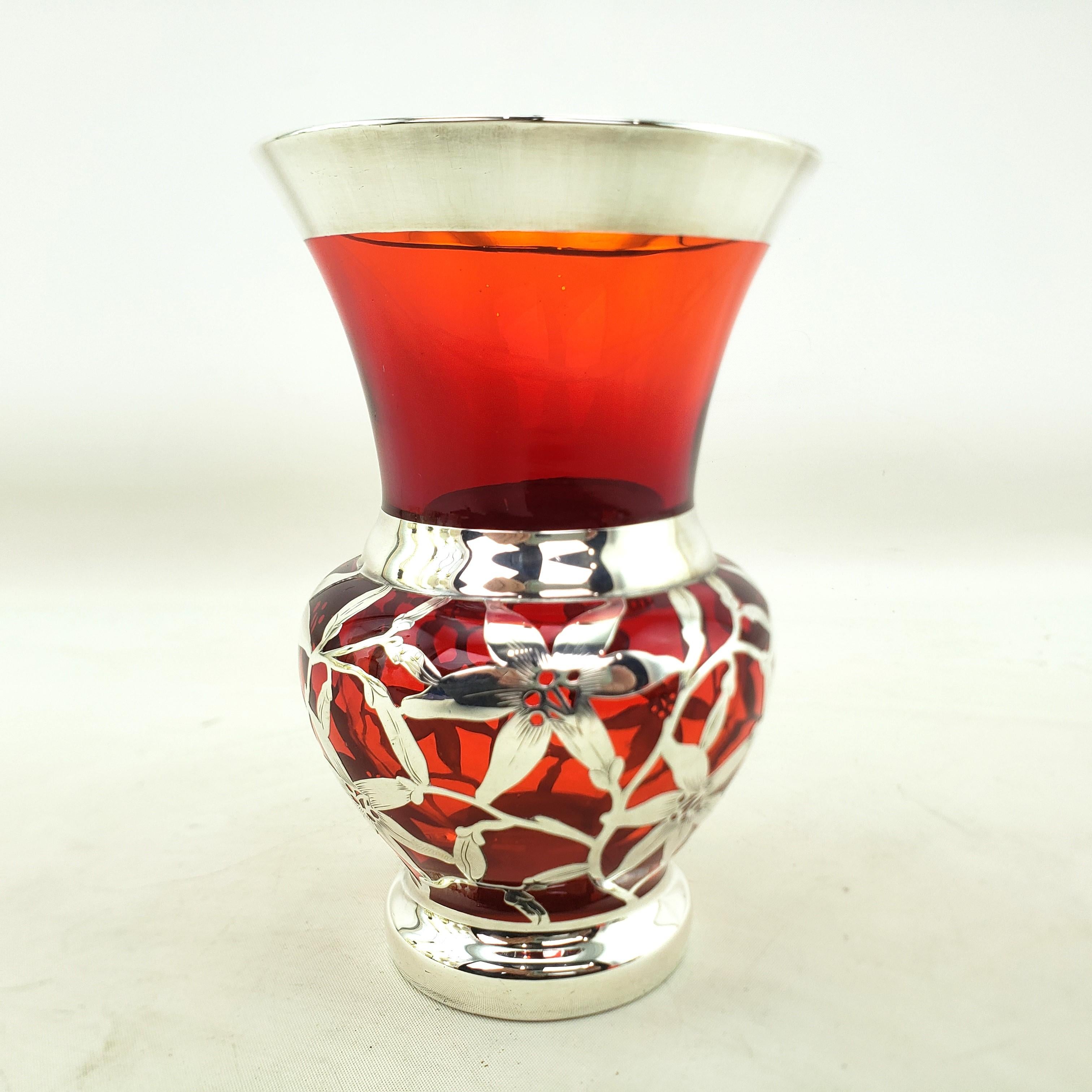 Antike Silber-Overlay-Vase aus Rubinglas mit durchbrochenem und graviertem Blumenmotiv im Angebot 1