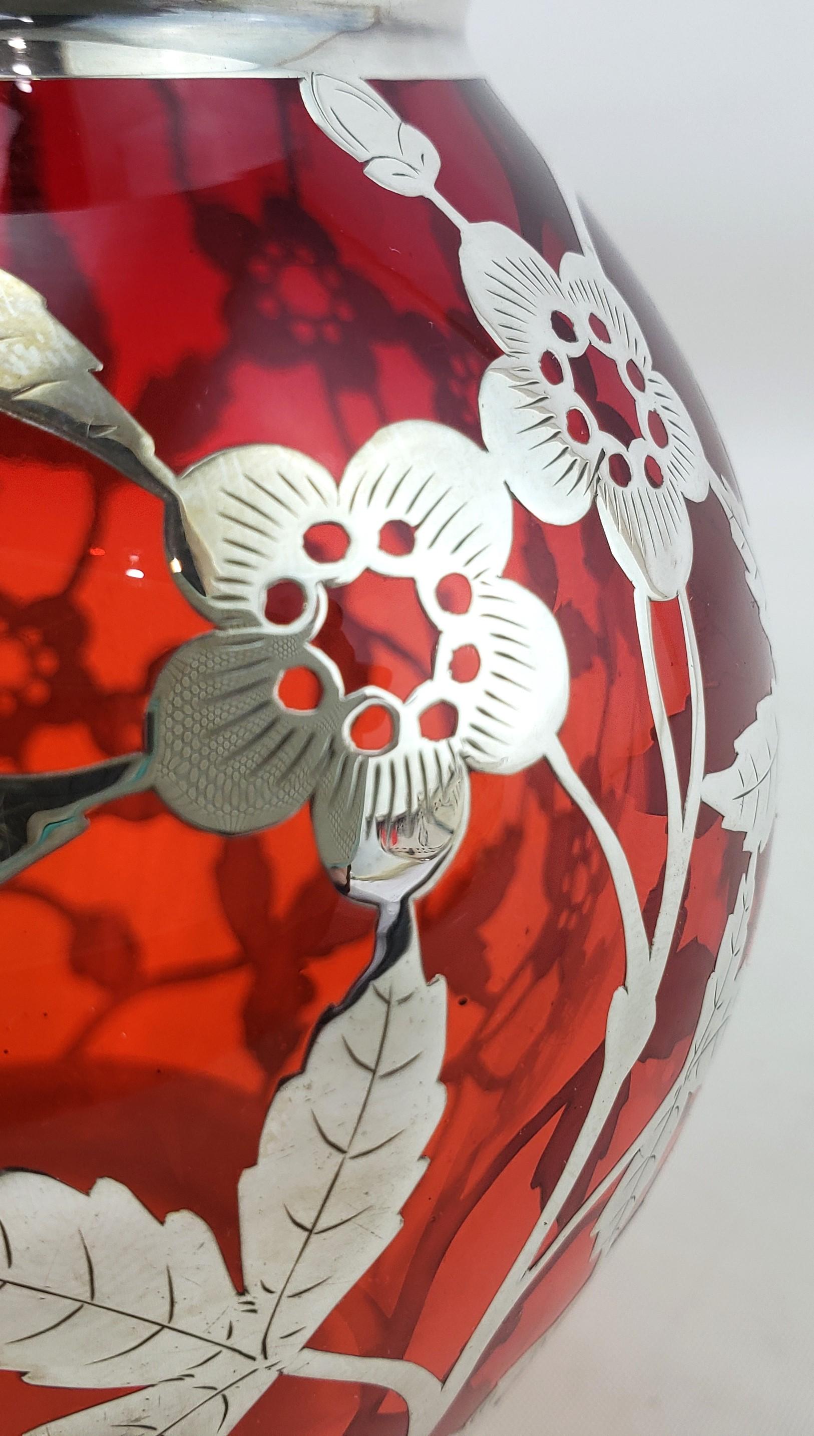 Antike Silber-Overlay-Vase aus Rubinglas mit durchbrochenem und graviertem Blumenmotiv im Angebot 1