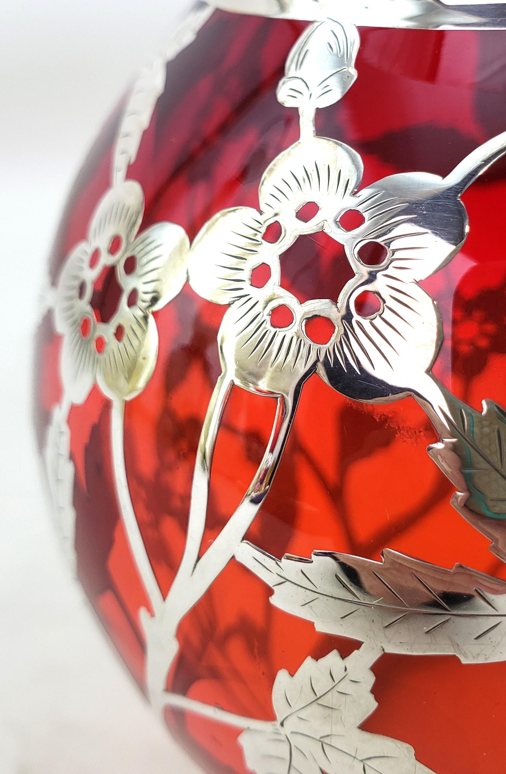Antike Silber-Overlay-Vase aus Rubinglas mit durchbrochenem und graviertem Blumenmotiv im Angebot 2