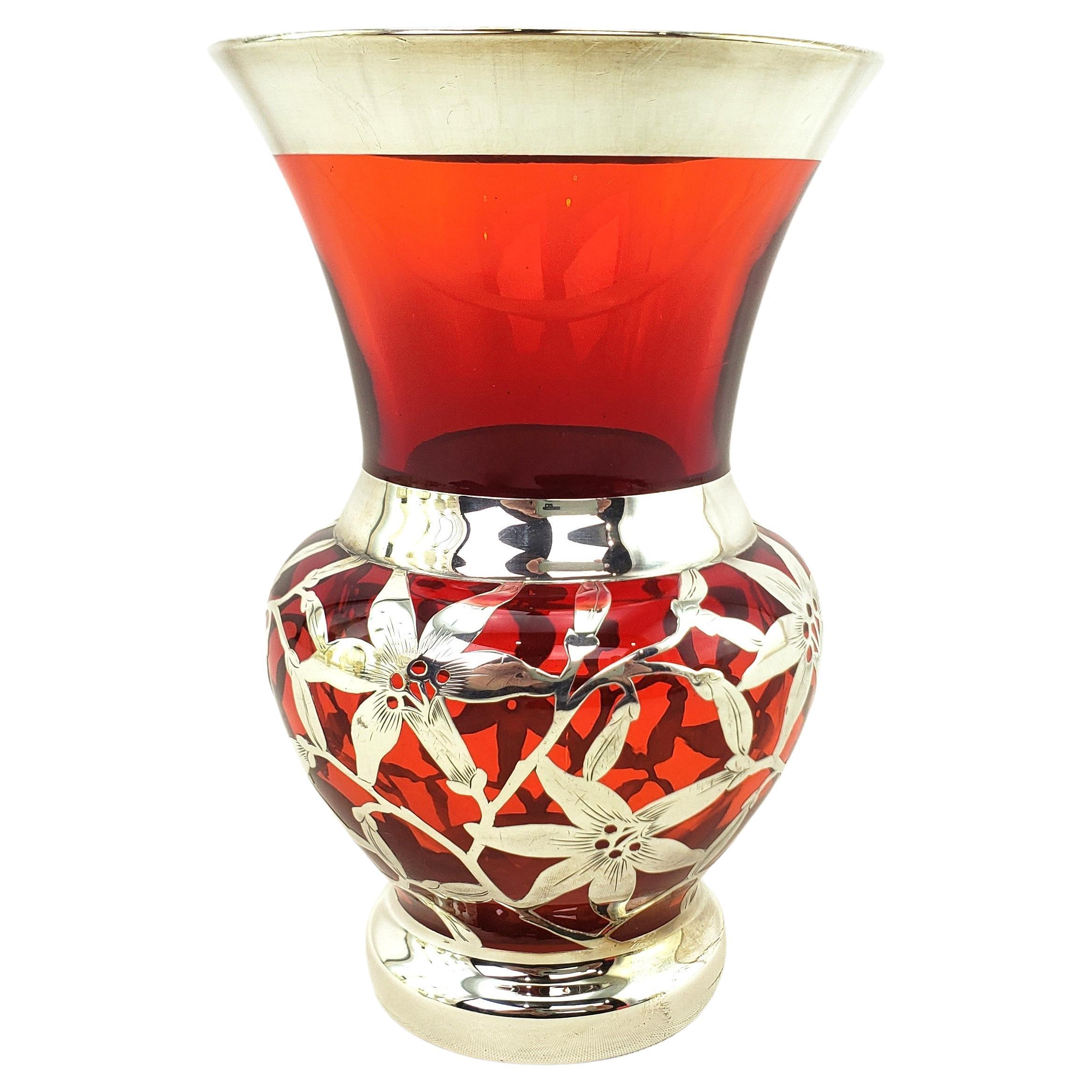 Jarrón antiguo de vidrio rubí con superposición de plata y motivos florales perforados y grabados