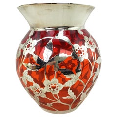 Jarrón antiguo de vidrio rubí con superposición de plata y motivos florales perforados y grabados