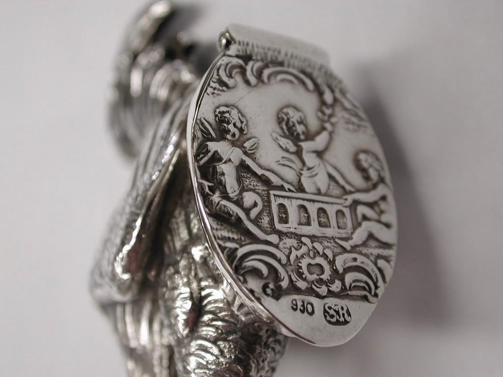 Boîte en argent antique surchargée d'un coq et d'une poule, Londres 1902
Importé par John George Piddington d'Allemagne.
Il s'agit de la représentation d'un coq et d'une poule en pleine intimité.
Magnifiquement moulé avec des détails très fins et