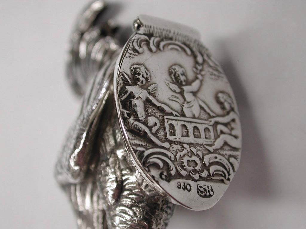 Antique silver overmarked silver box with a cockerel and a hen, London 1902
Imported by John George Piddington from Germany.
This is depicting a cockerel and a hen being intimate with one another.
Beautifully cast with very fine detail and a lovely