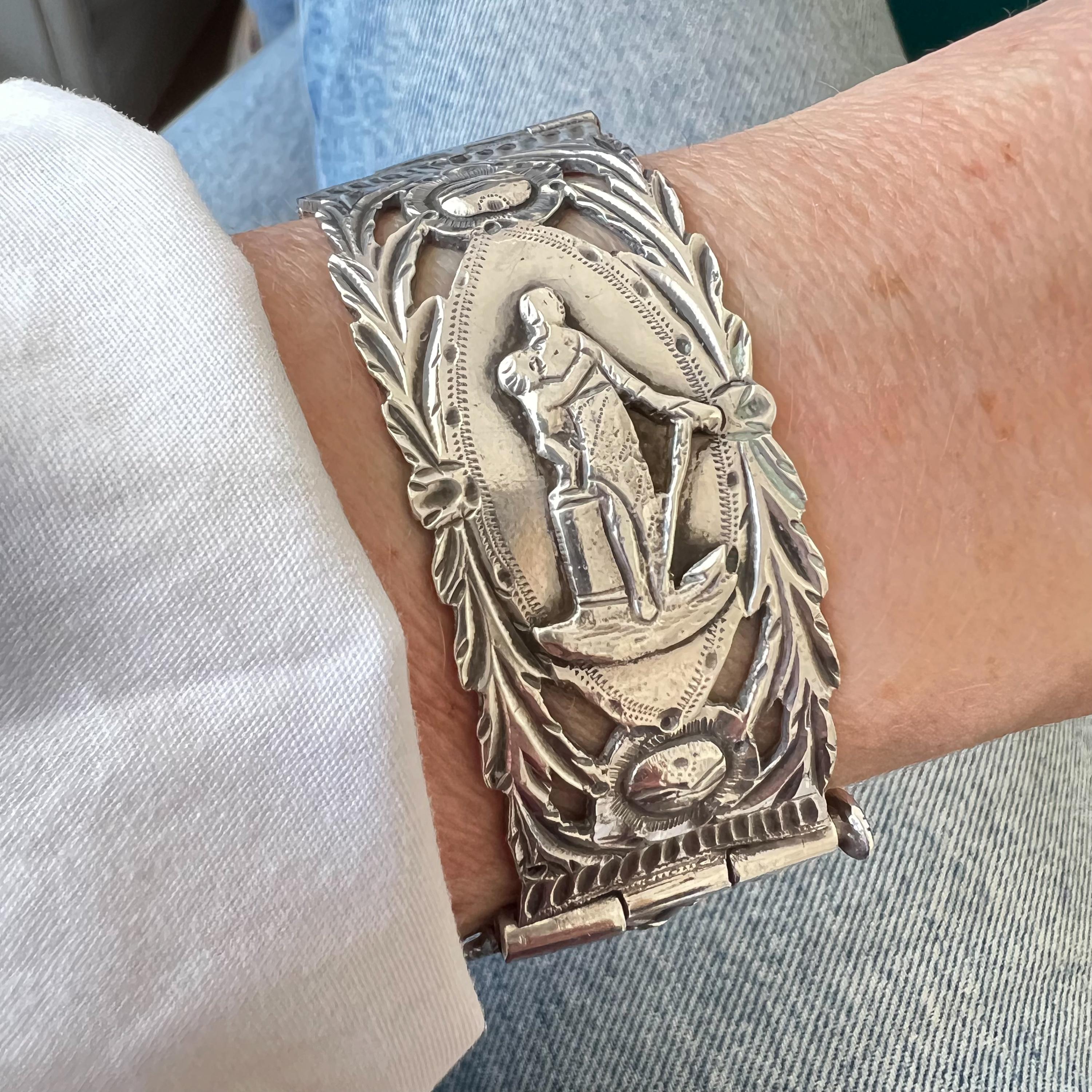 Questo braccialetto antico in argento è un notevole pezzo di artigianato storico, che fonde l'arte religiosa con un'intricata lavorazione del metallo. Realizzato con i ganci della Bibbia, questo braccialetto è bello e raffinato. Il bracciale è