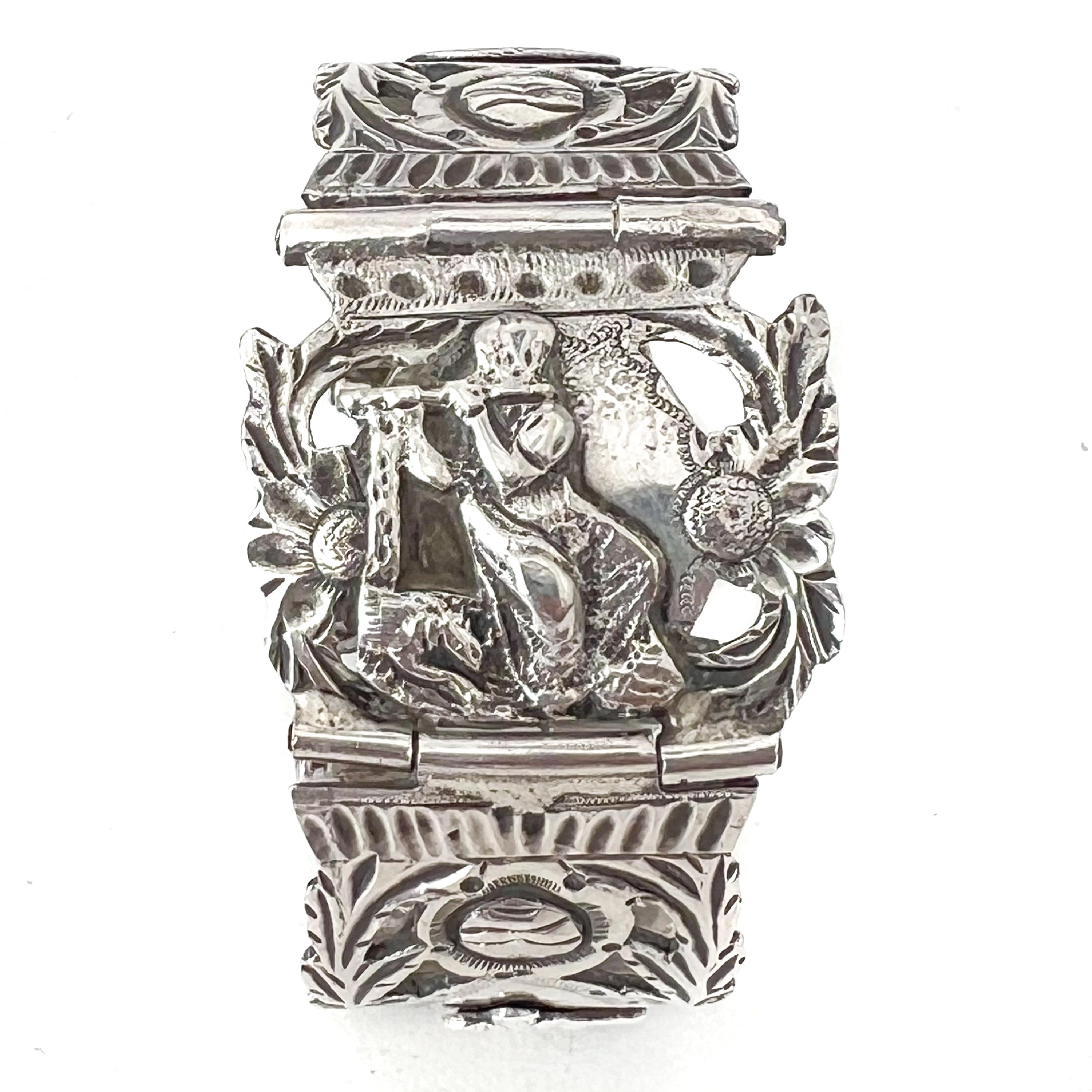 Antico bracciale a pannello in argento con figure bibliche in vendita 1