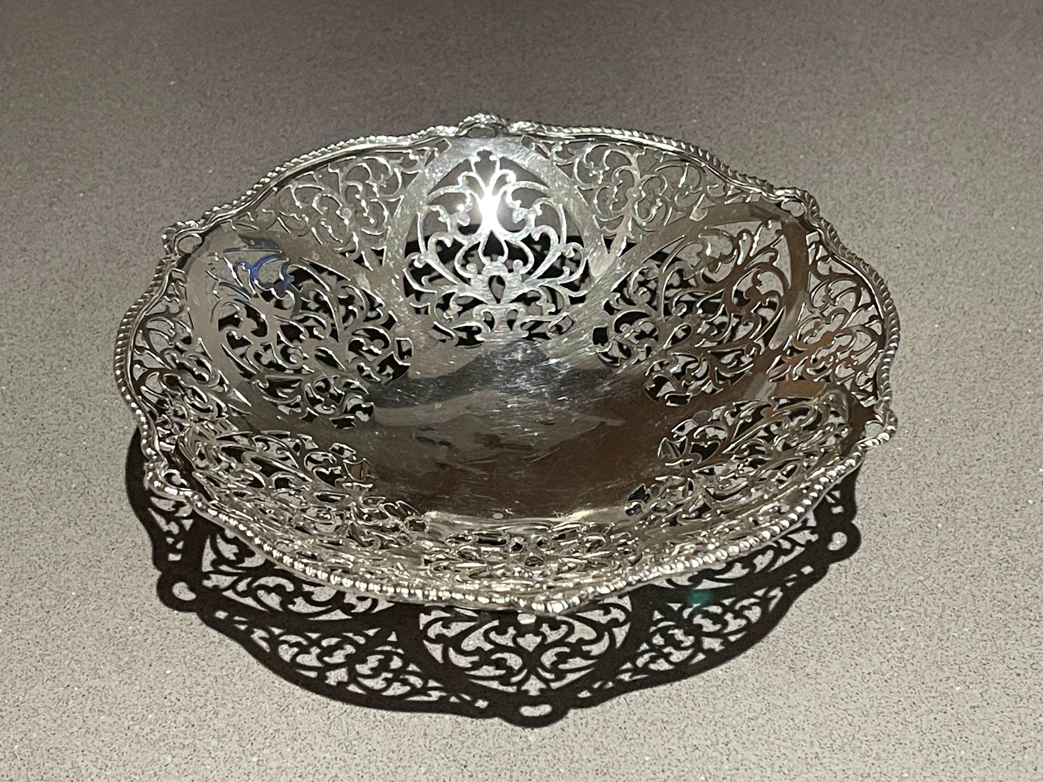 Inglese Antico cesto di frutta traforato in argento con manico a tortiglione in vendita