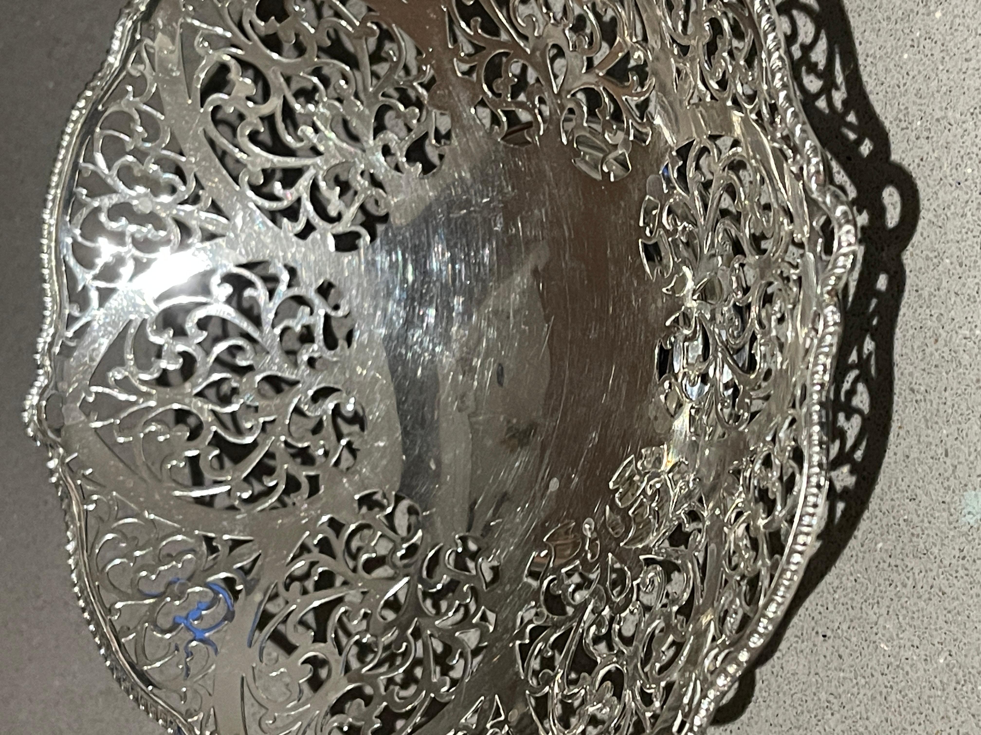 Metà XX secolo Antico cesto di frutta traforato in argento con manico a tortiglione in vendita