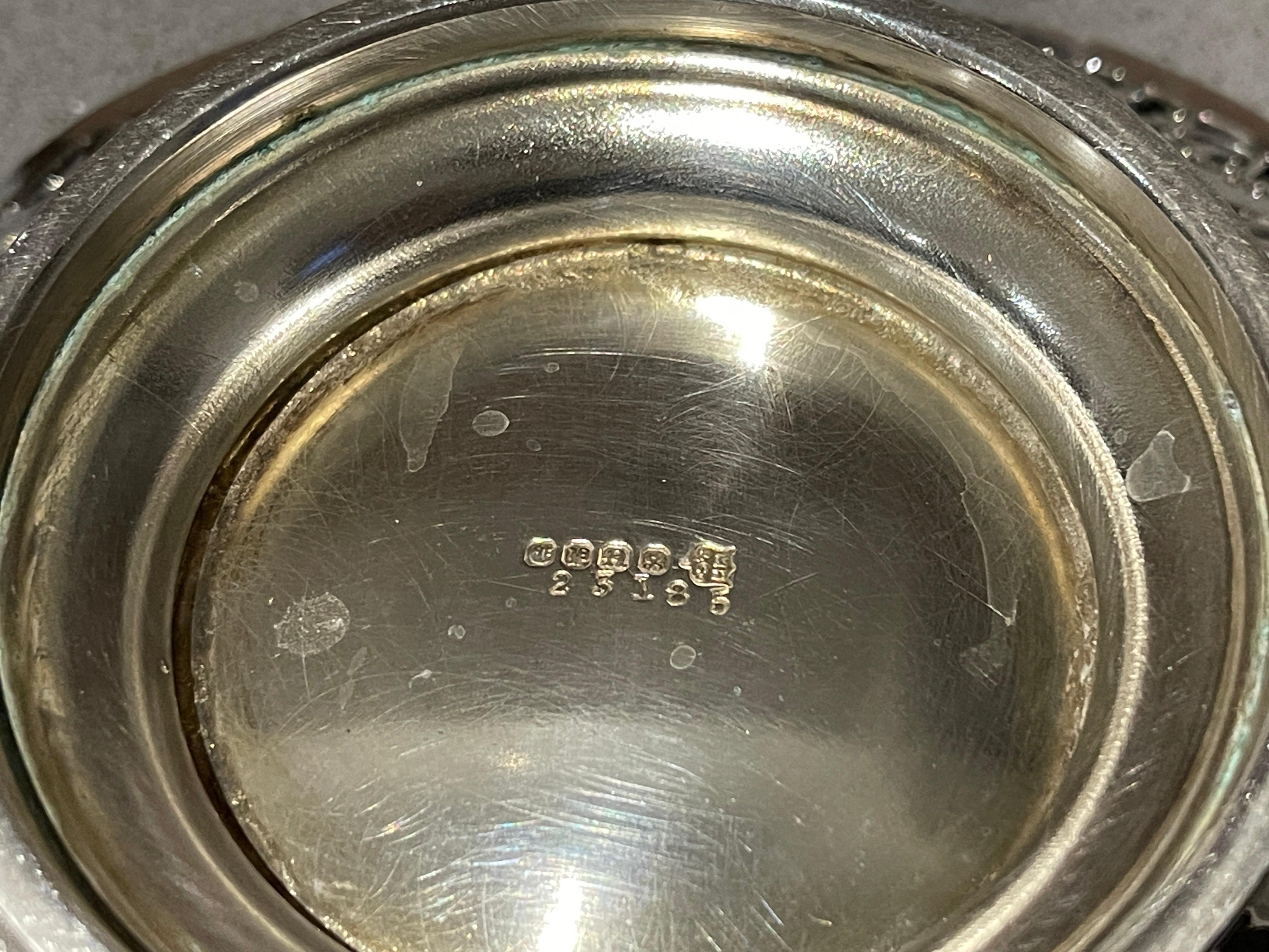 Argento 925 Antico cesto di frutta traforato in argento con manico a tortiglione in vendita