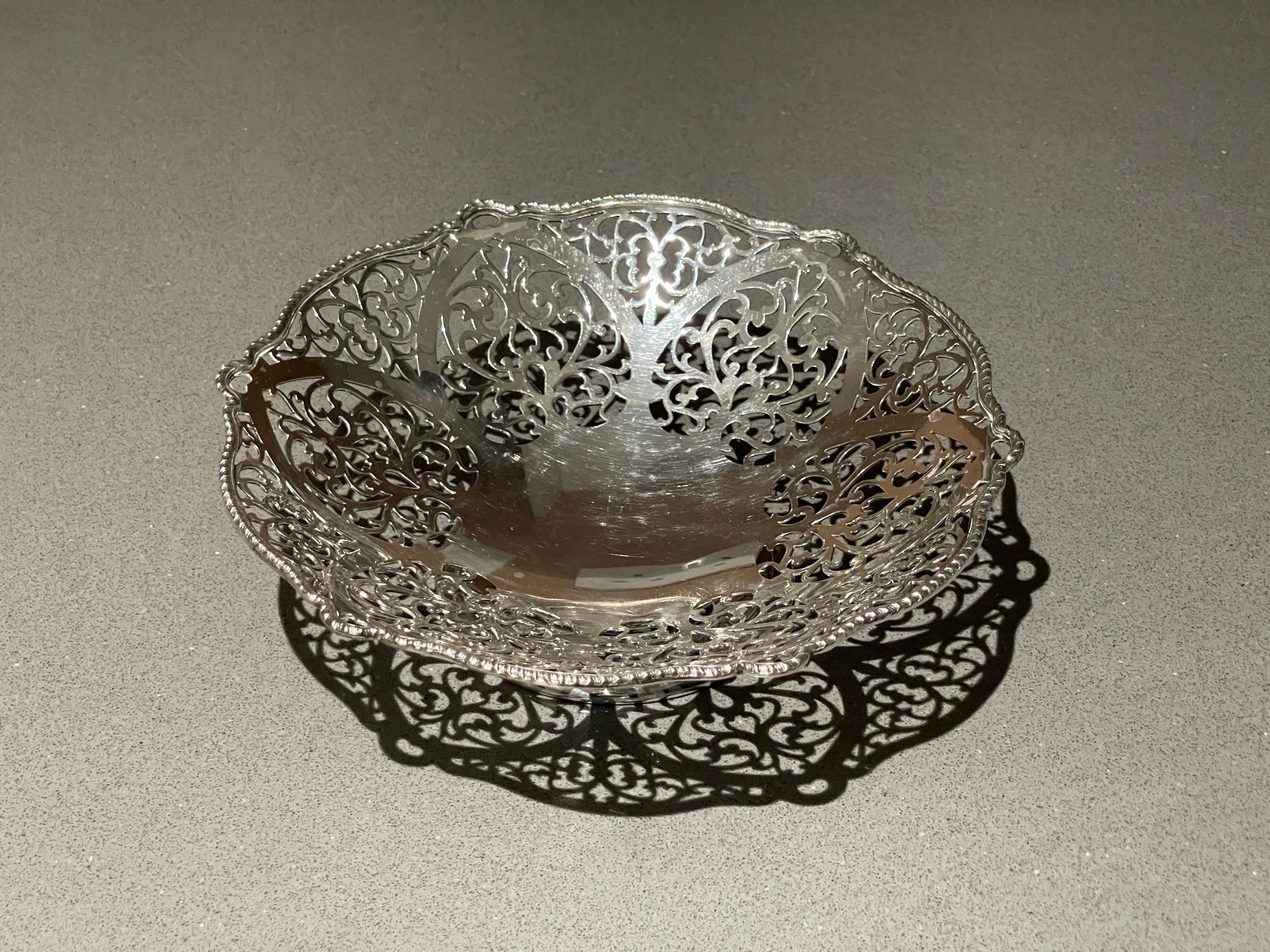 Antico cesto di frutta traforato in argento con manico a tortiglione in vendita 1