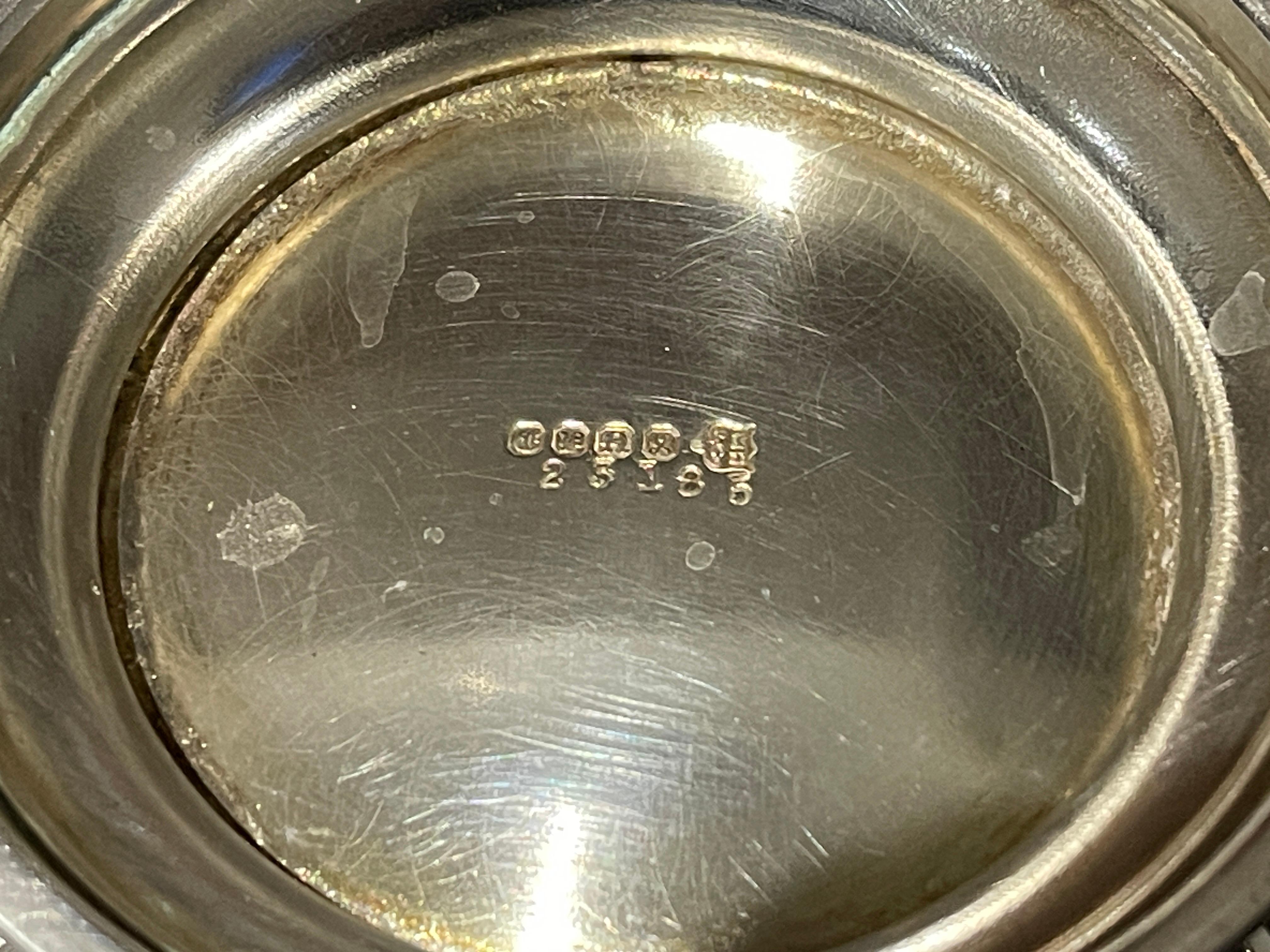 Antico cesto di frutta traforato in argento con manico a tortiglione in vendita 2