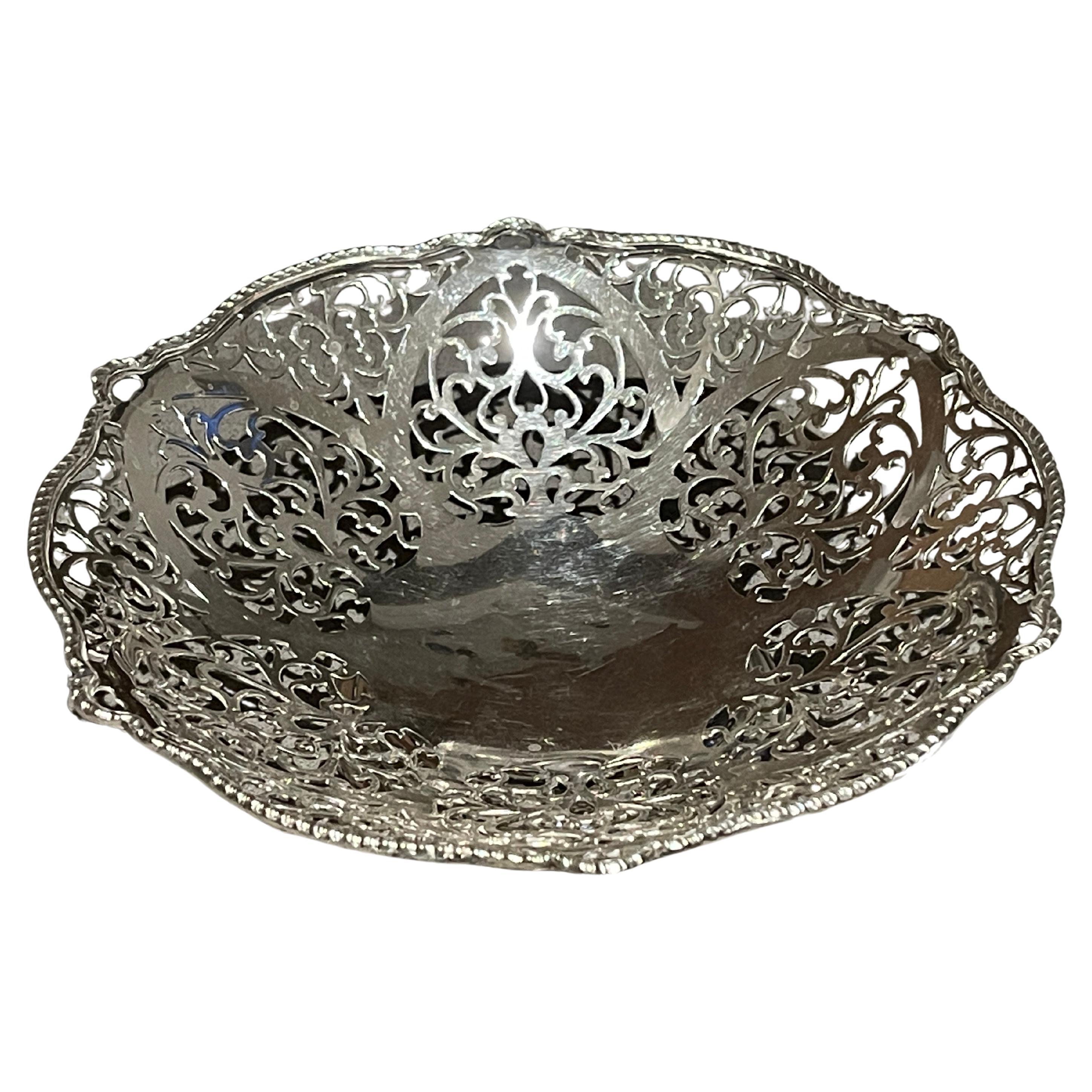 Barocco Antico cesto di frutta traforato in argento con manico a tortiglione in vendita