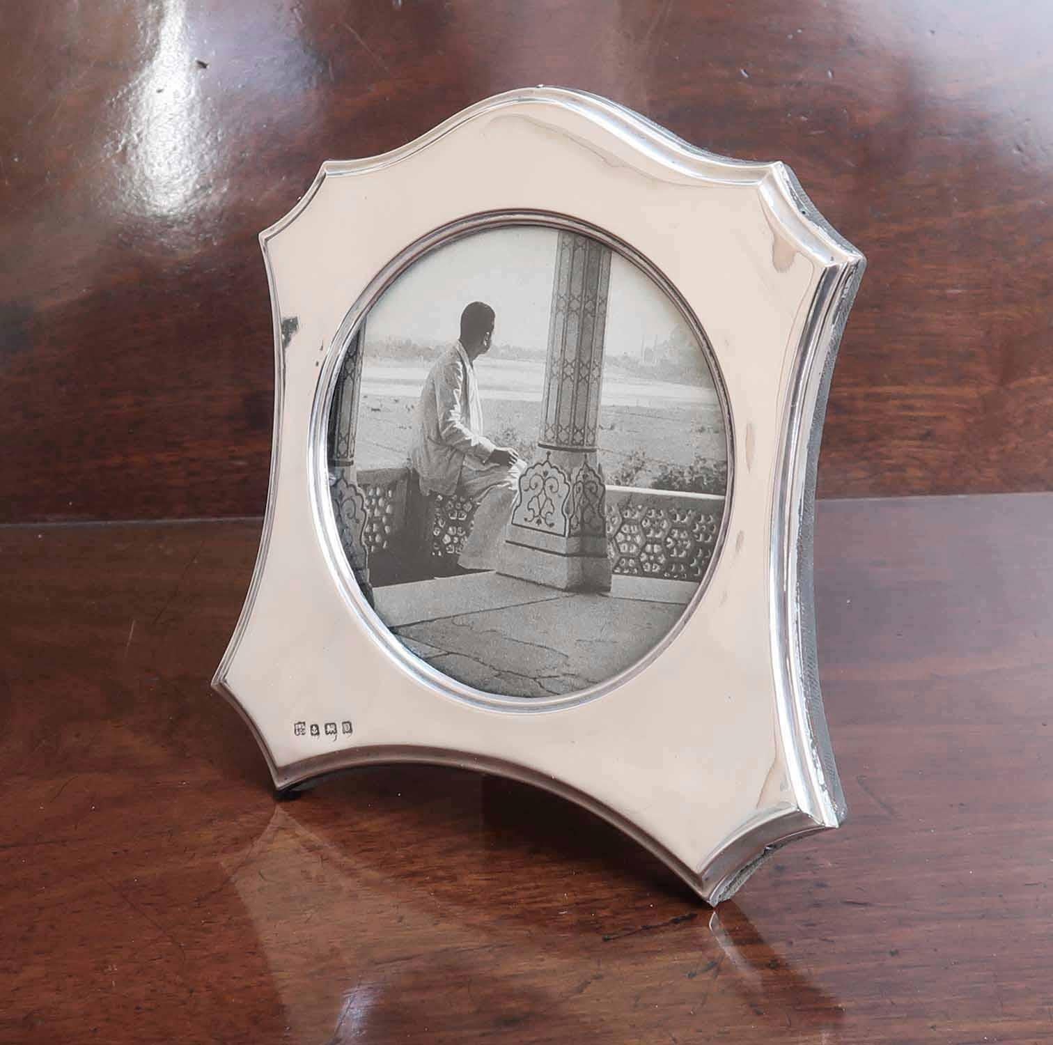 Inglese Antique Silver Photograph Frame. English. Dated 1913 in vendita