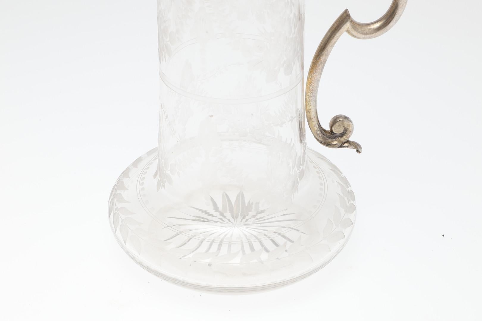 Antigua Jarra Italiana de Plata, JARRA DE CLARET DE VIDRIO Frasco decorativo de cristal Cabeza plateada de 1880 con asa de volutas montada en forma de pájaro y máscara humana, cuerpo con decoración de hojas grabadas y base tallada en forma de