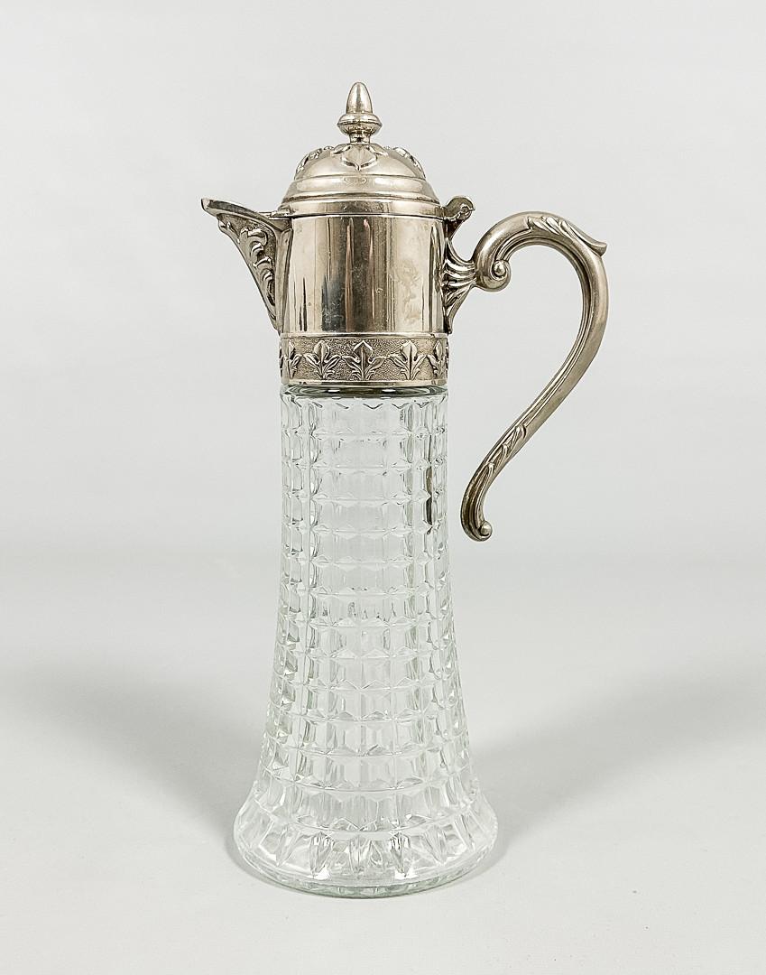 Antica brocca d'argento italiana, caraffa di vetro decorativa in cristallo Testa placcata in argento del 1880 con manico a voluta montato su una maschera umana e un uccello, corpo con decorazione a foglie incise e base tagliata a stella; altezza 30