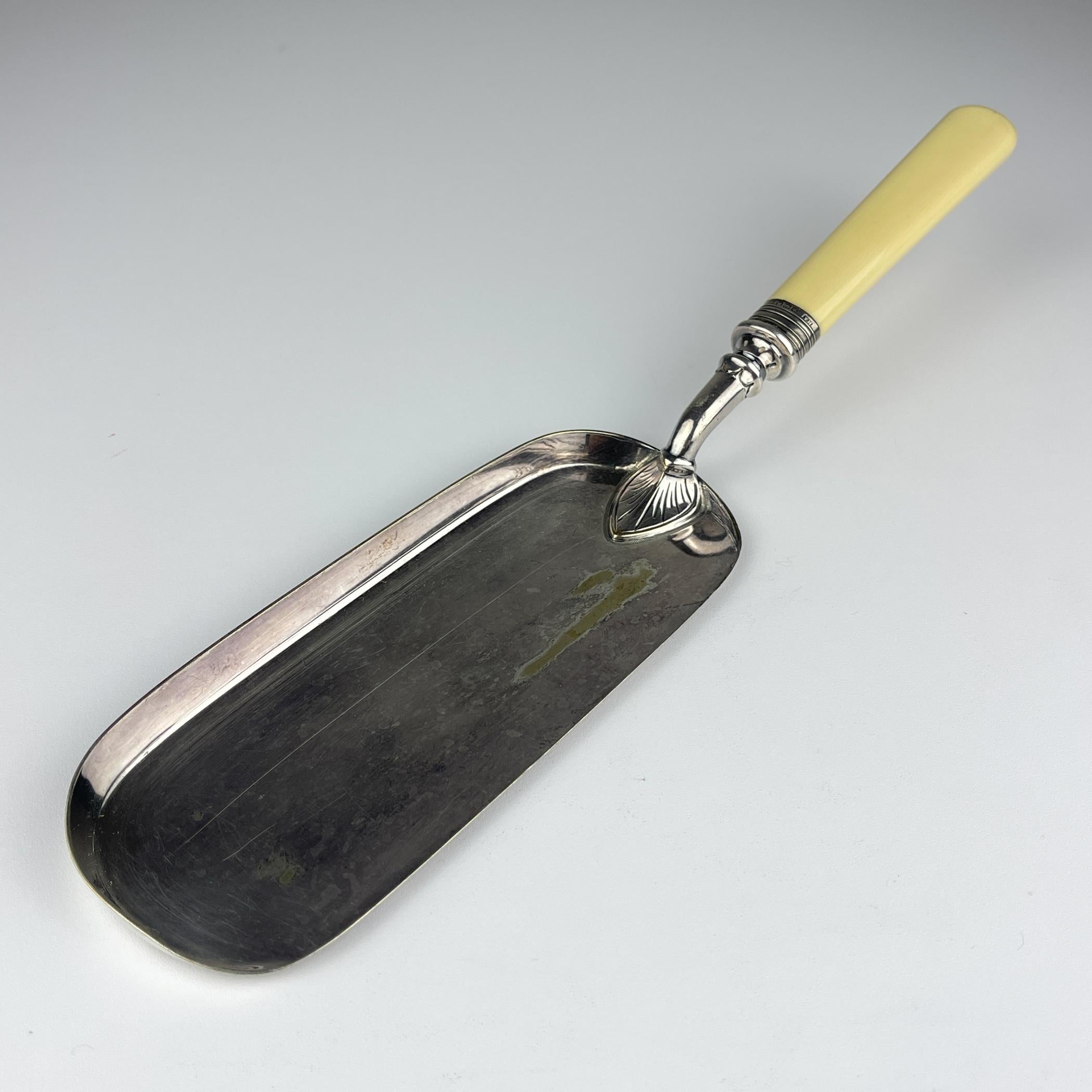 

Antica paletta per briciole in argento di Atkin Brothers prodotta a Sheffield, in Inghilterra, alla fine del XIX secolo.
Gli Atkin Brothers affondano le loro radici nell'argentiere di Sheffield Thomas Law, che iniziò la sua attività nel 1750. I