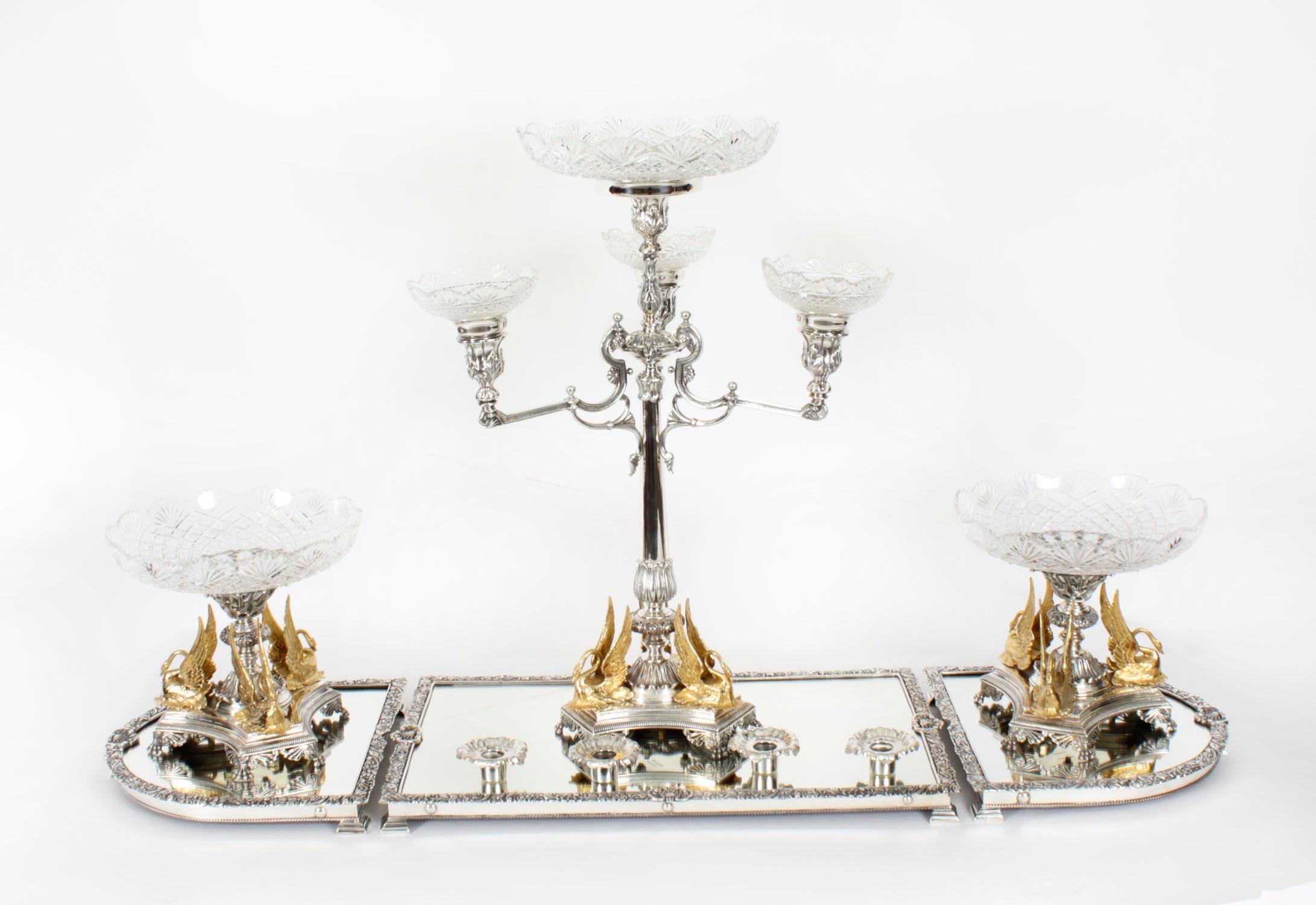 Il s'agit d'un fabuleux, stupéfiant et tout à fait extravagant ensemble de centre de table victorien ancien en argent et doré, également connu en français sous le nom de 