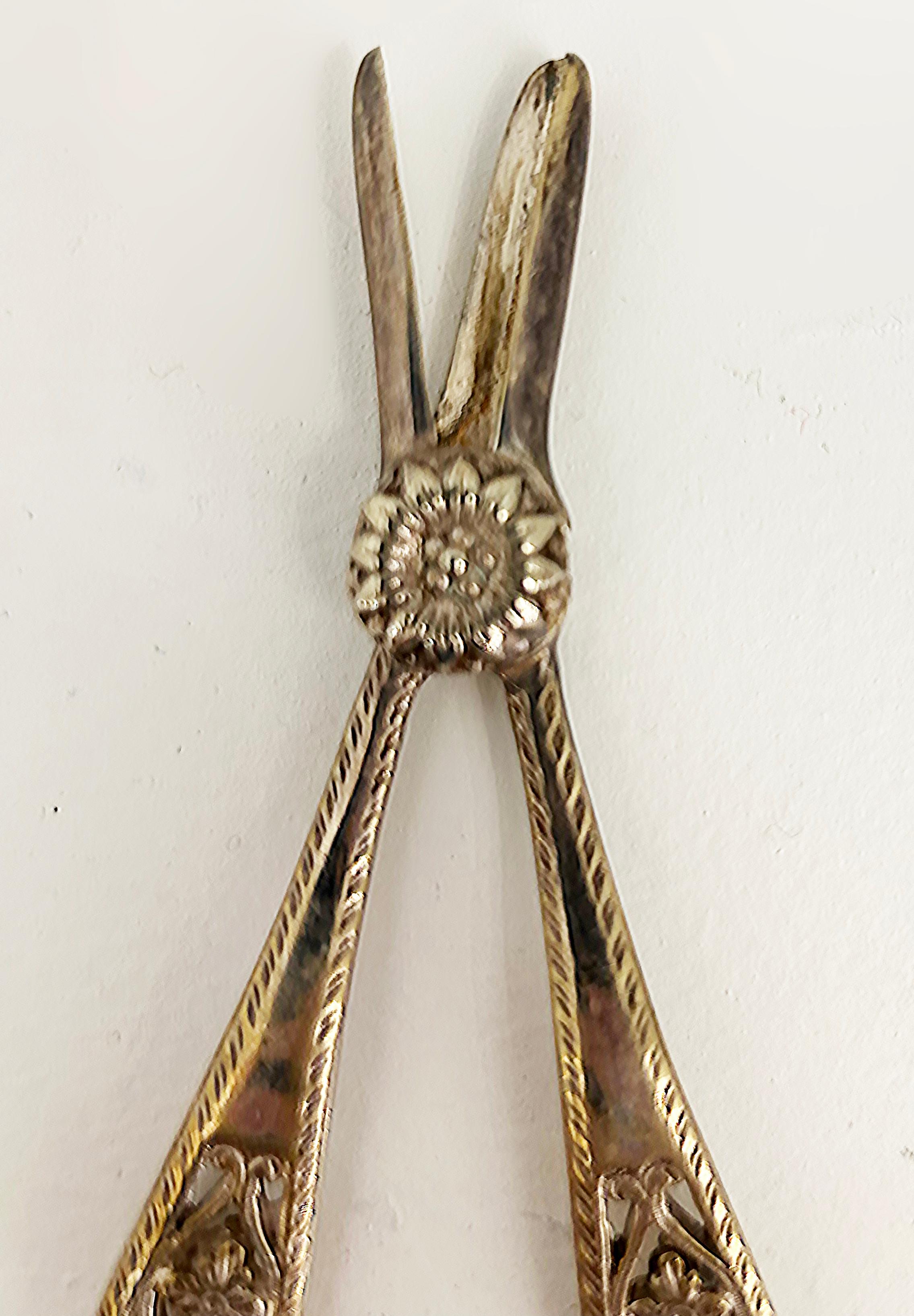 Antique Silver Plate Grape Scissors, Floral and Filigree Details In Good Condition For Sale In Miami, FL